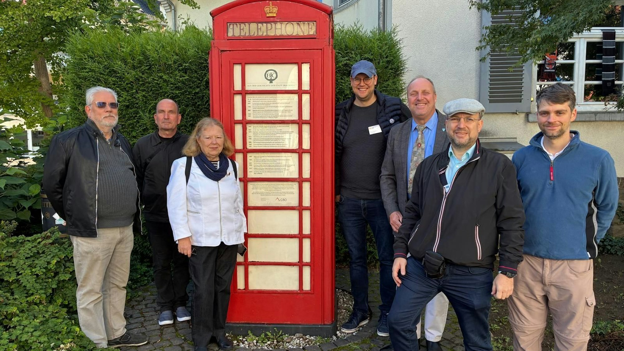 Das OGV-Team an der umgestalteten Telefonzelle am „Bracknell Square“