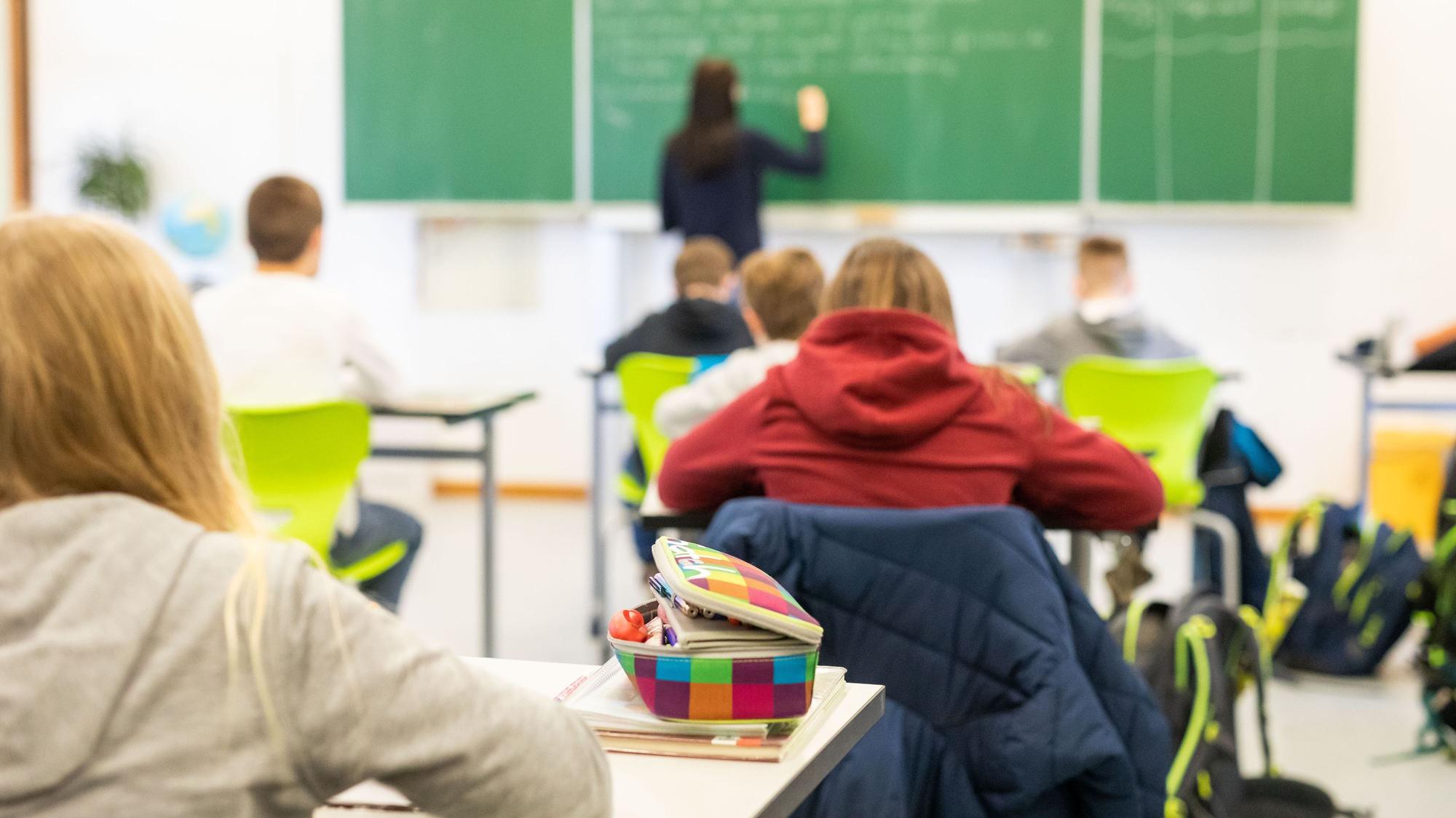 Schüler und Schülerinnen einer fünften Klasse einer Realschule