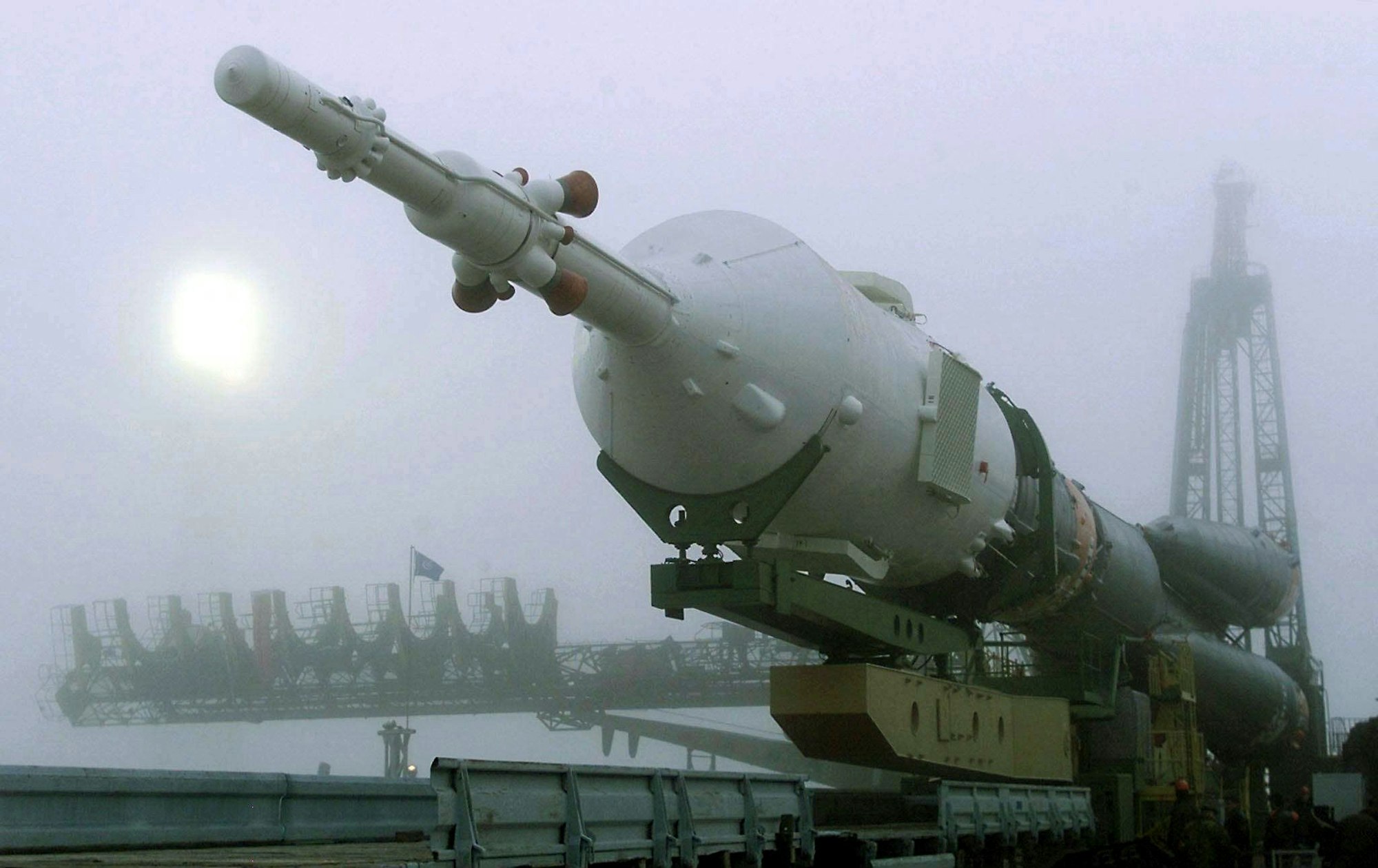 Zwei Tage vor dem geplanten Abflug der ersten Besatzung zur Internationalen Raumstation ISS wird das russische Raumschiff «Sojus-TM» in Startposition gebracht. (Archivbild)