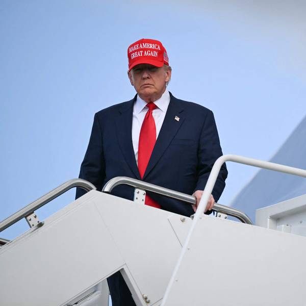 US-Präsident Donald Trump steigt am Donnerstag (30. Oktober) aus der Air Force One.