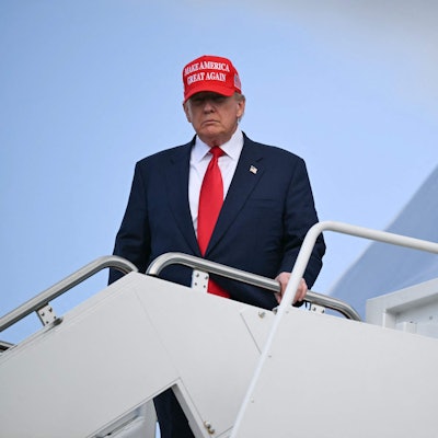 US-Präsident Donald Trump steigt am Donnerstag (30. Oktober) aus der Air Force One.