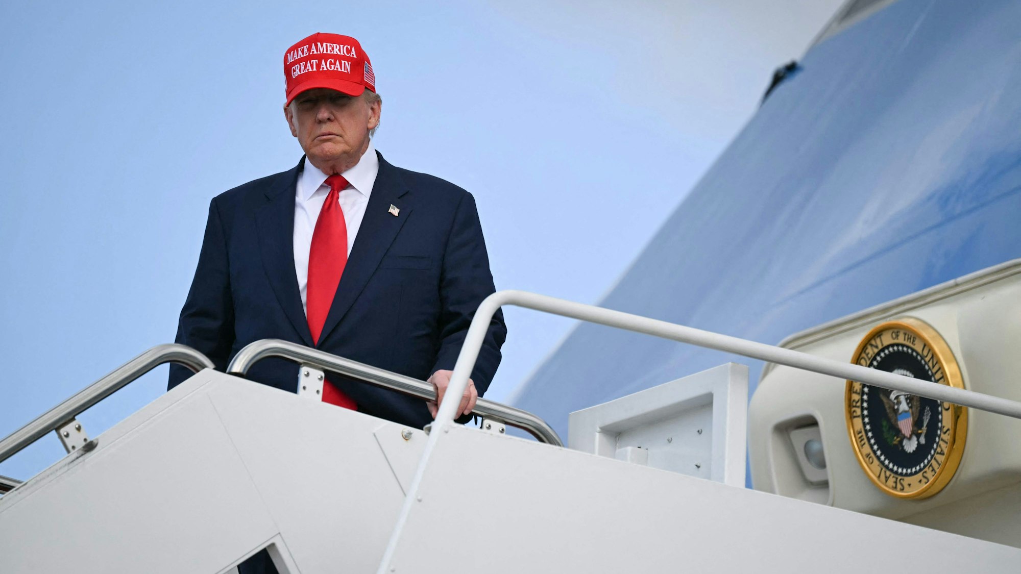 US-Präsident Donald Trump steigt am Donnerstag (30. Oktober) aus der Air Force One.