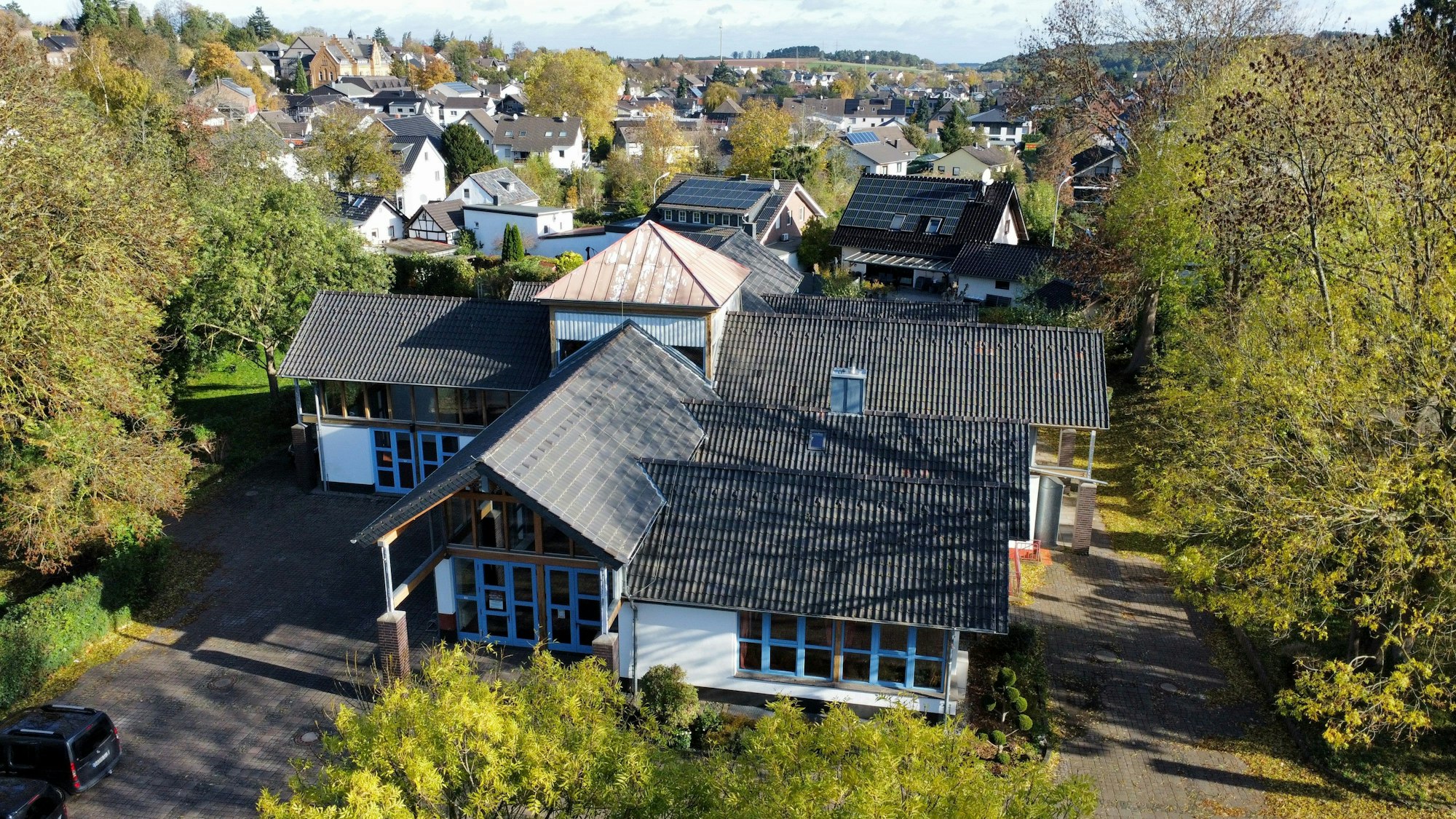 Drohnenaufnahme der Bürgerhalle in Kommern vom Oktober 2025.