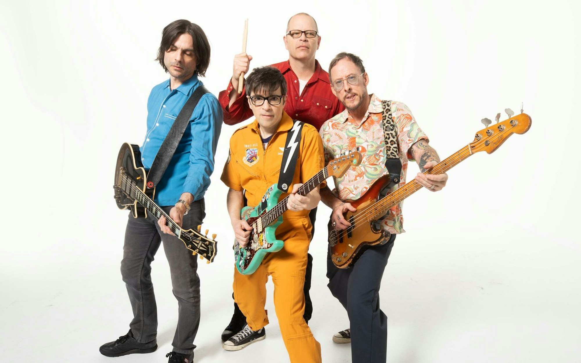 Auch mit 55 Jahren gibt Weezer-Frontmann Rivers Cuomo (vorne, Mitte) noch einen überzeugenden Berufsjugendlichen ab. (Bild: Sean Murphy)