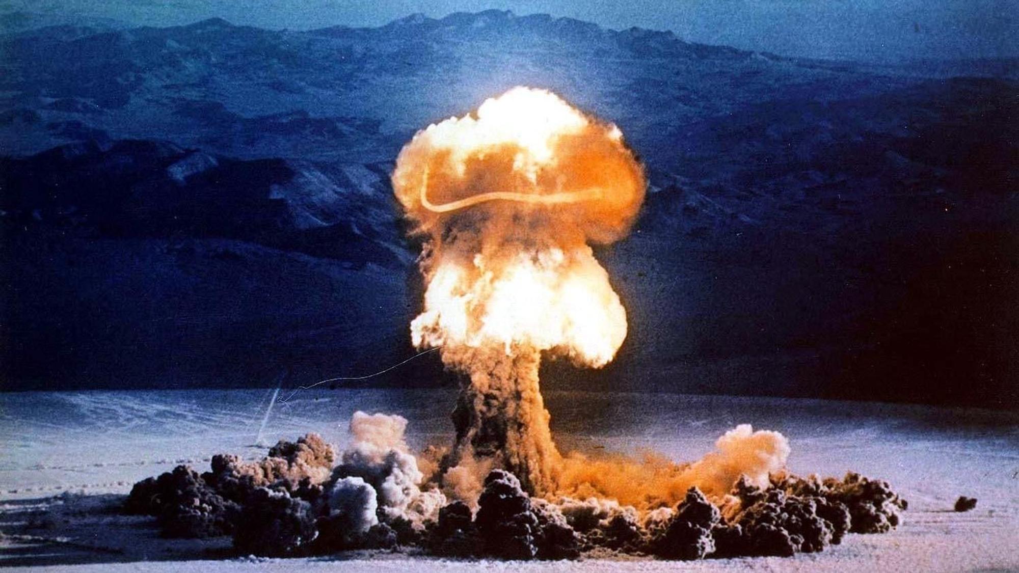 Ein Atompilz steigt nach einer Testexplosion auf dem Testgelände in Nevada am 24. Juni 1957 auf. Trump will Atomtests wieder aufnehmen. (Archivbild)