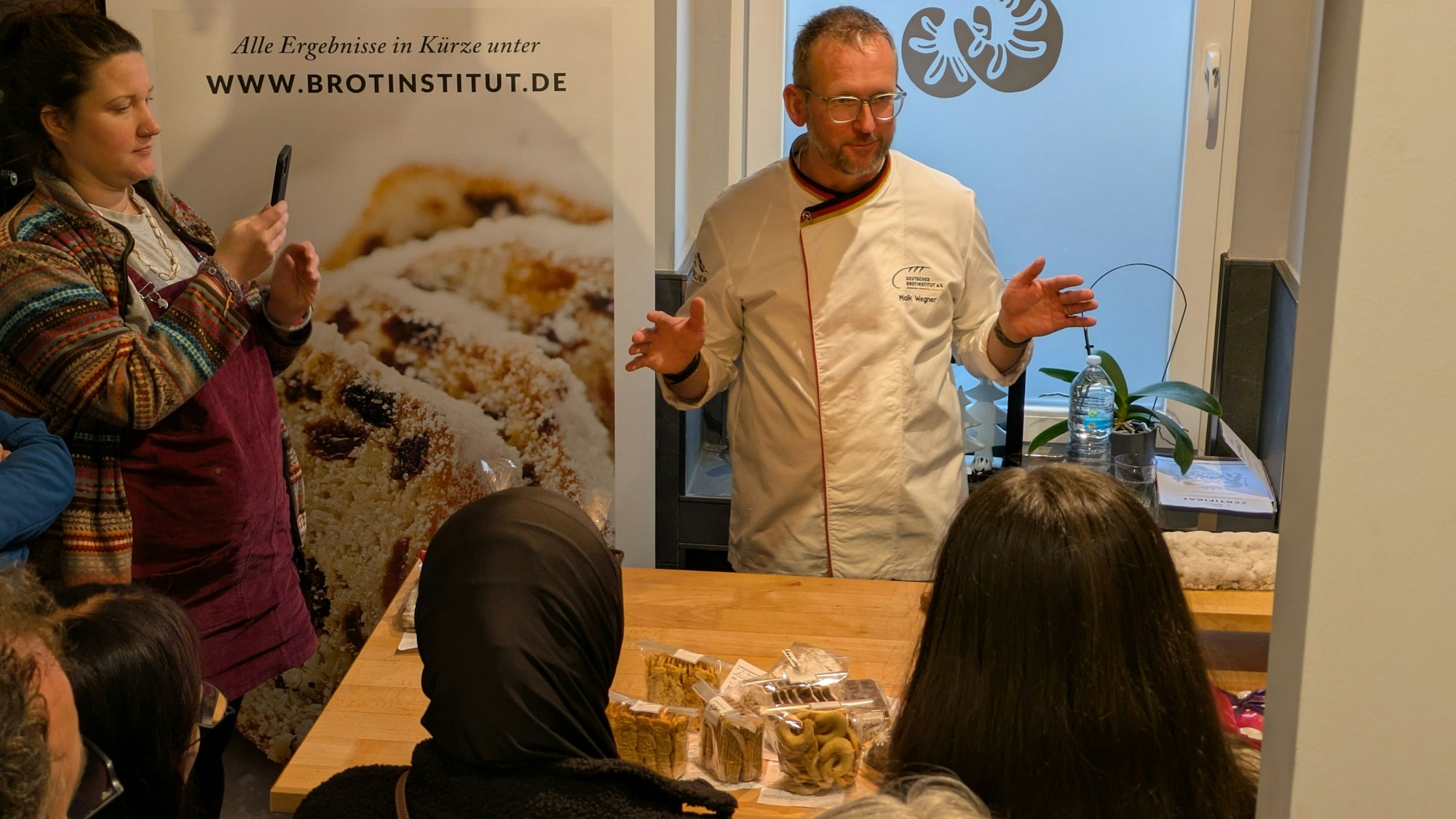 Ein Stollenprüfer erläutert seine Arbeit.