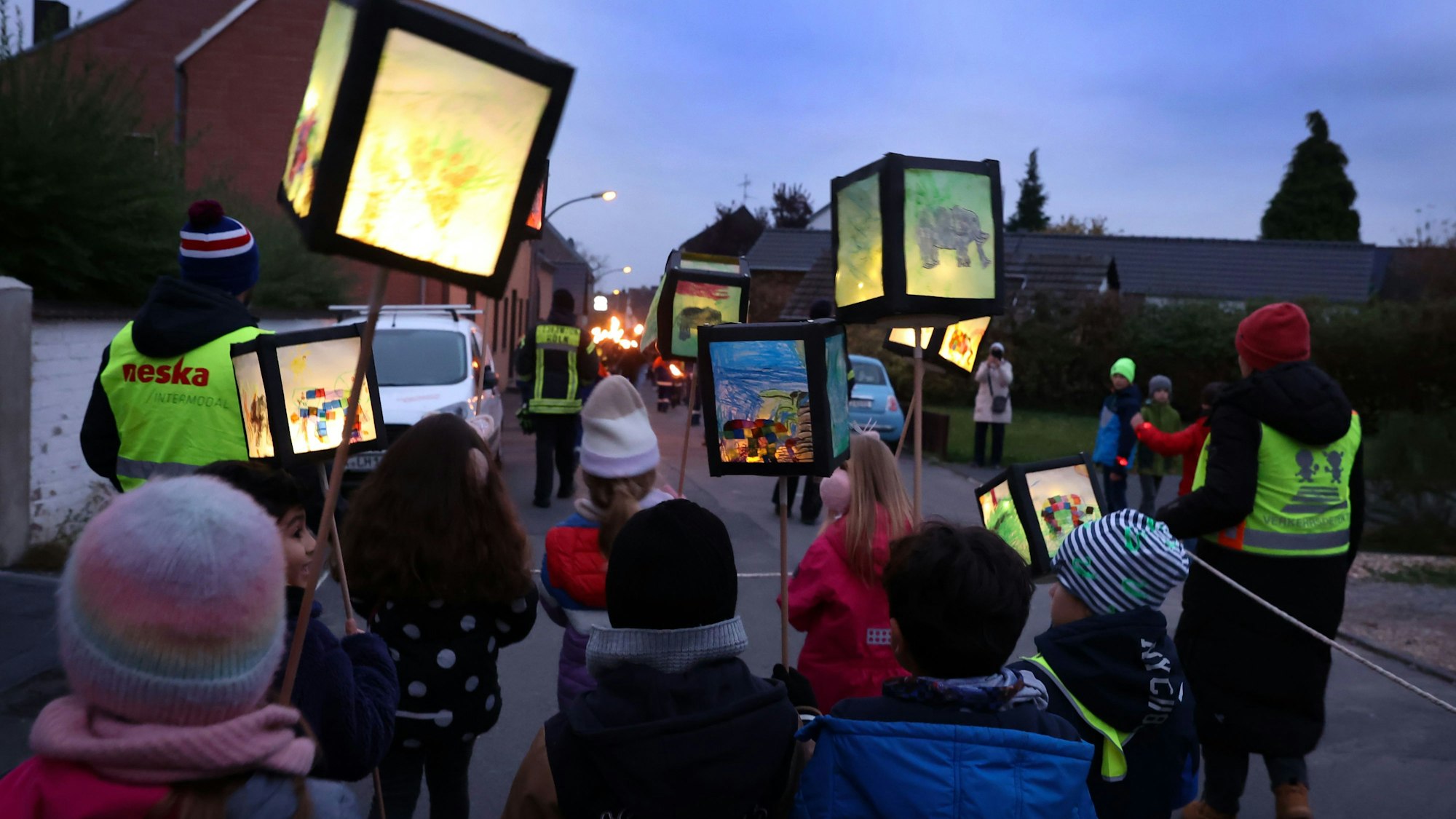 Die Freiwillige Feuerwehr Lange veranstaltet traditionell einen St. Martins Umzug durch Porz-Langel.