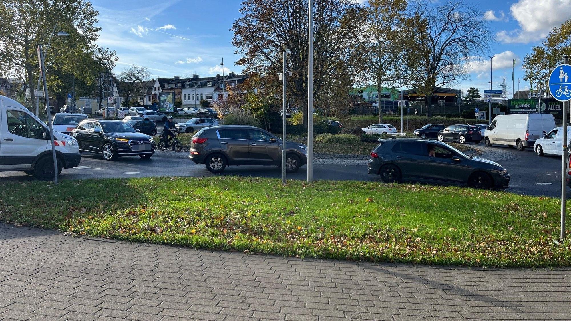 An der Brücke an der Mahrstraße hat sich ein Lkw festgefahren. Im Verkehr kommt es deswegen zu erheblichen Behinderungen.