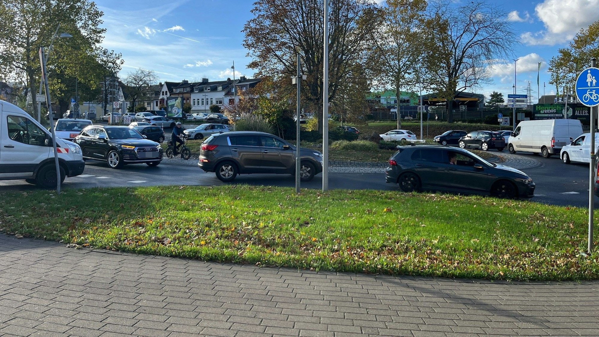 An der Brücke an der Mahrstraße hat sich ein Lkw festgefahren. Im Verkehr kommt es deswegen zu erheblichen Behinderungen.