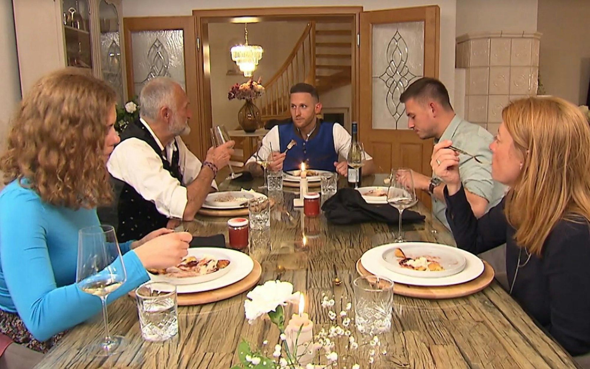 An Tag 4 trifft sich die Chiemseer Runde bei Raphael in Grassau. (Bild: RTL)