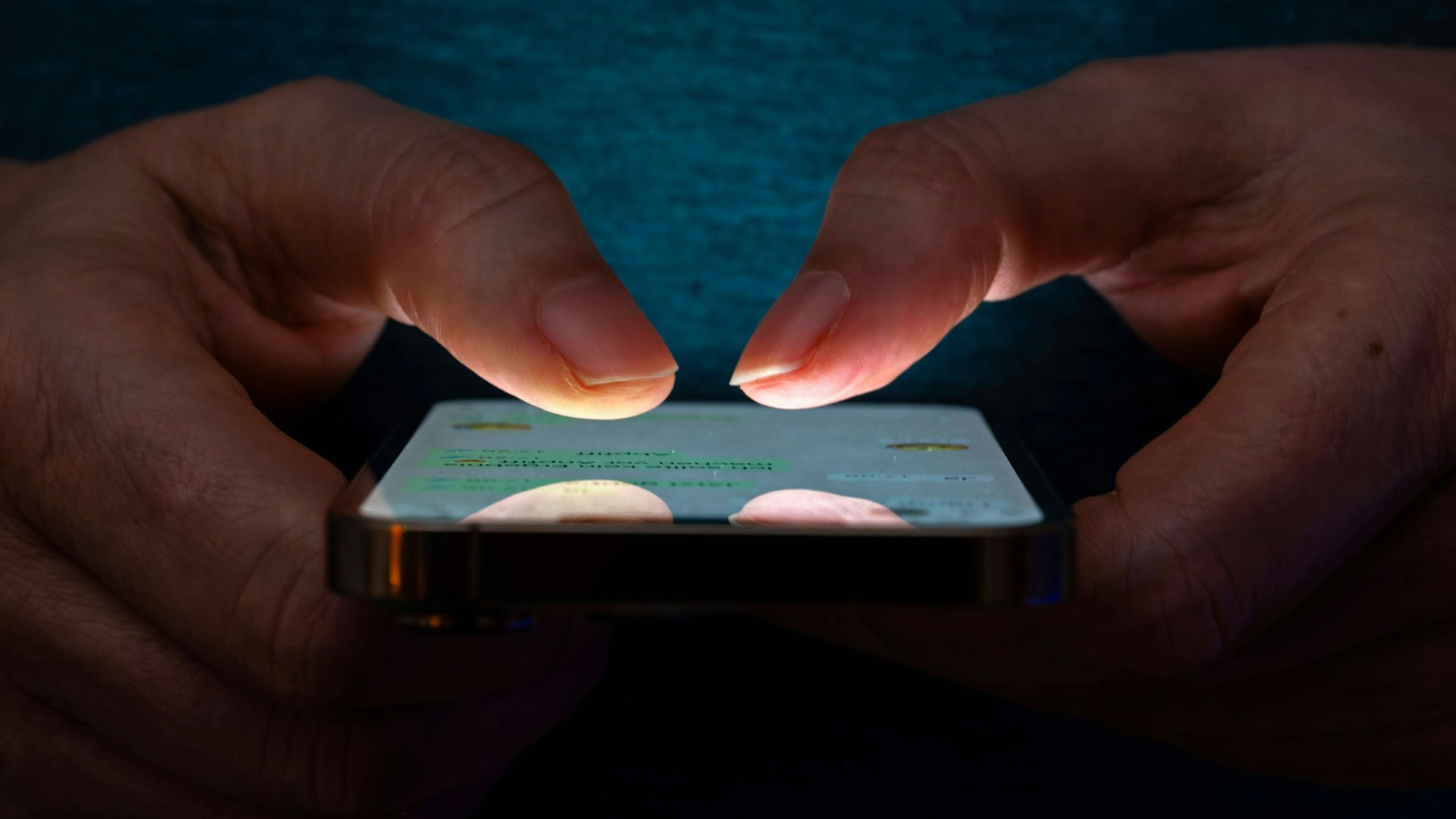 Eine Frau tippt auf einem Smartphone-Screen eine Nachricht.