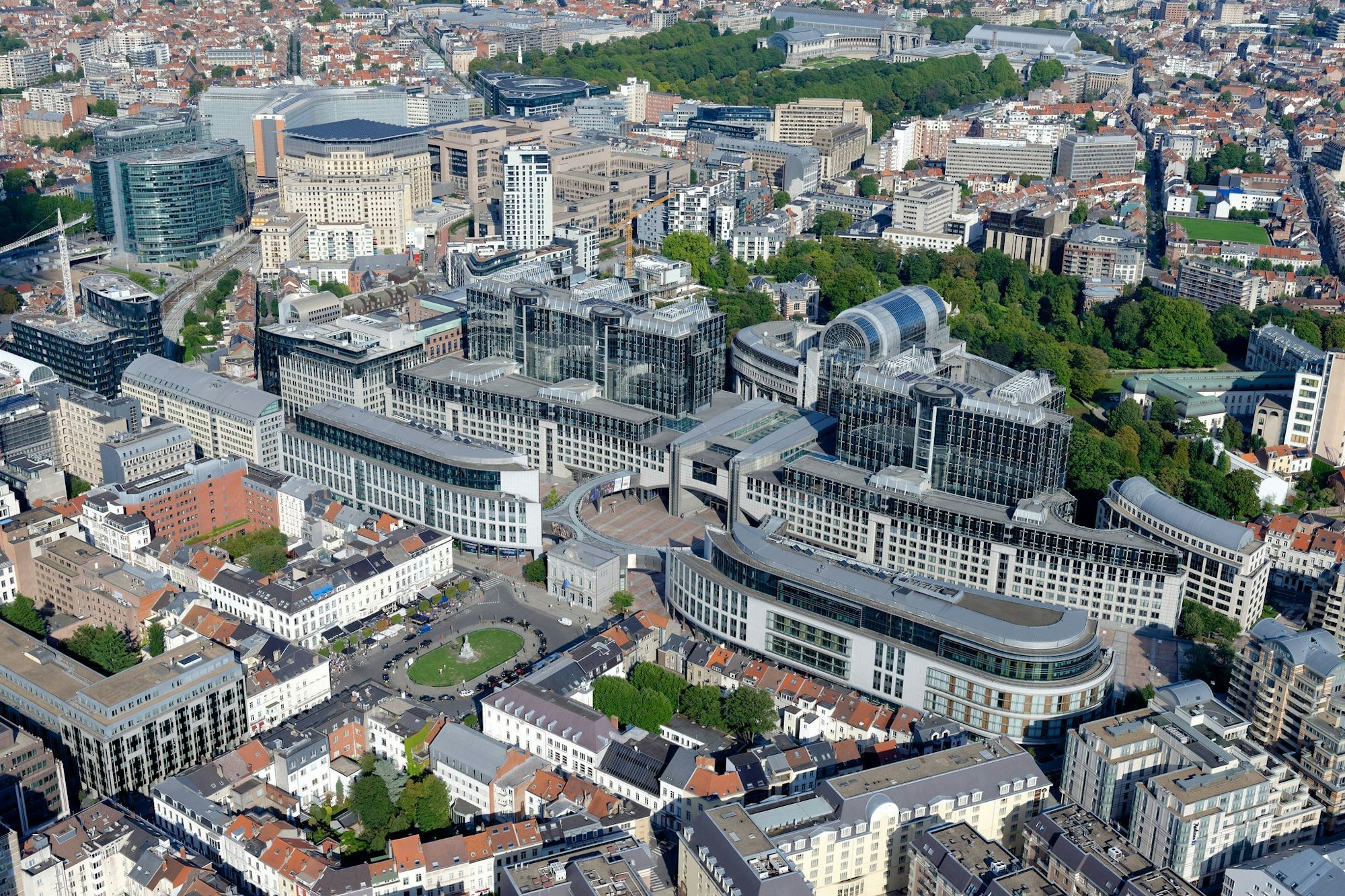 Blick auf das Europaparlament in Brüssel: Die riesigen Verwaltungsgebäude wirken in dem Ensemble historischer Gebäude teilweise wie gigantische Raumschiffe, die mitten in der Stadt gelandet sind.