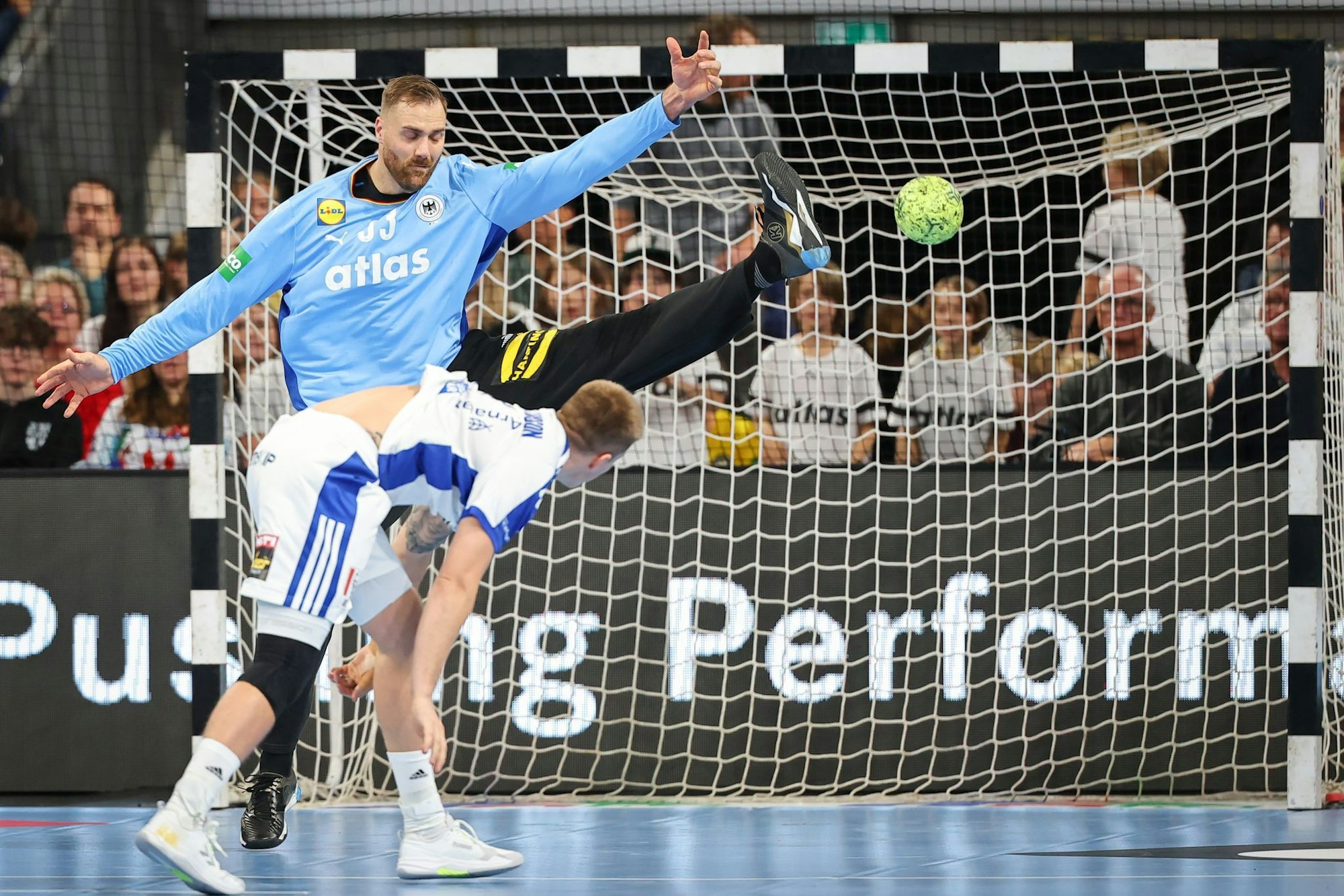 Keeper Andreas Wolff (hinten) - ein Erfolgsgarant der deutschen Handballer.