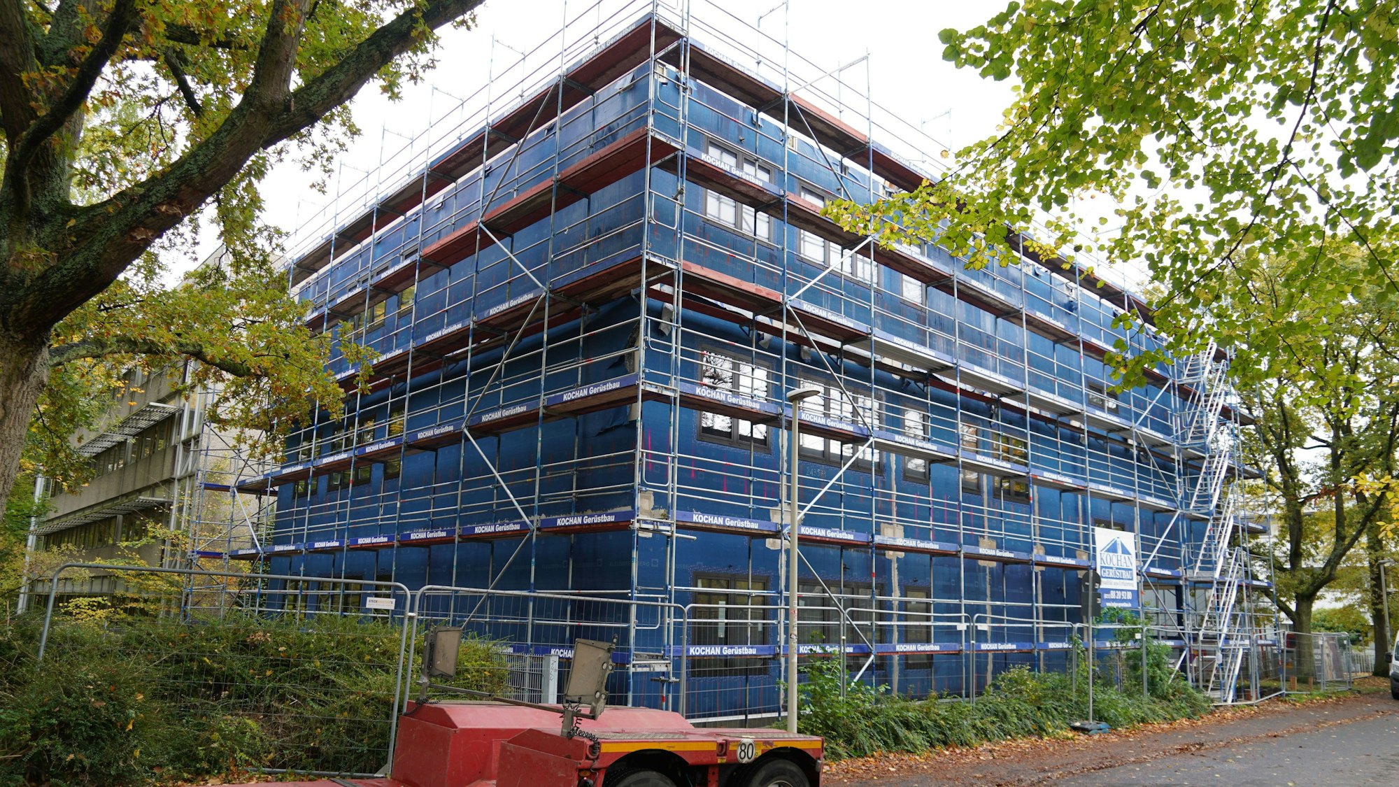 Auf dem Bild ist ein eingerüsteter Modulbau für das Gymnasium zu sehen.
