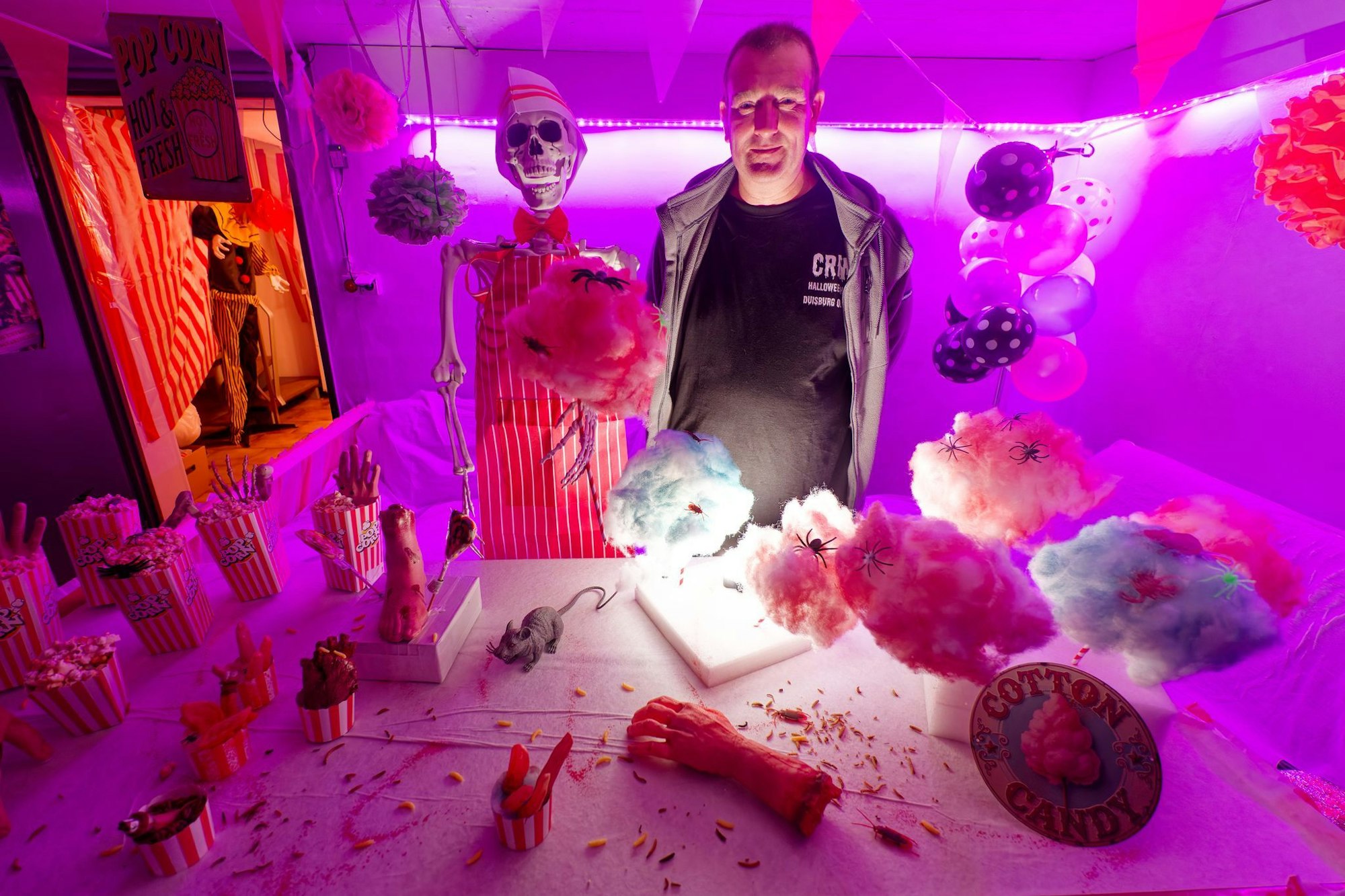 Bei Halloween-Fan Sven Wagner findet jeder das passende Leichenteil.