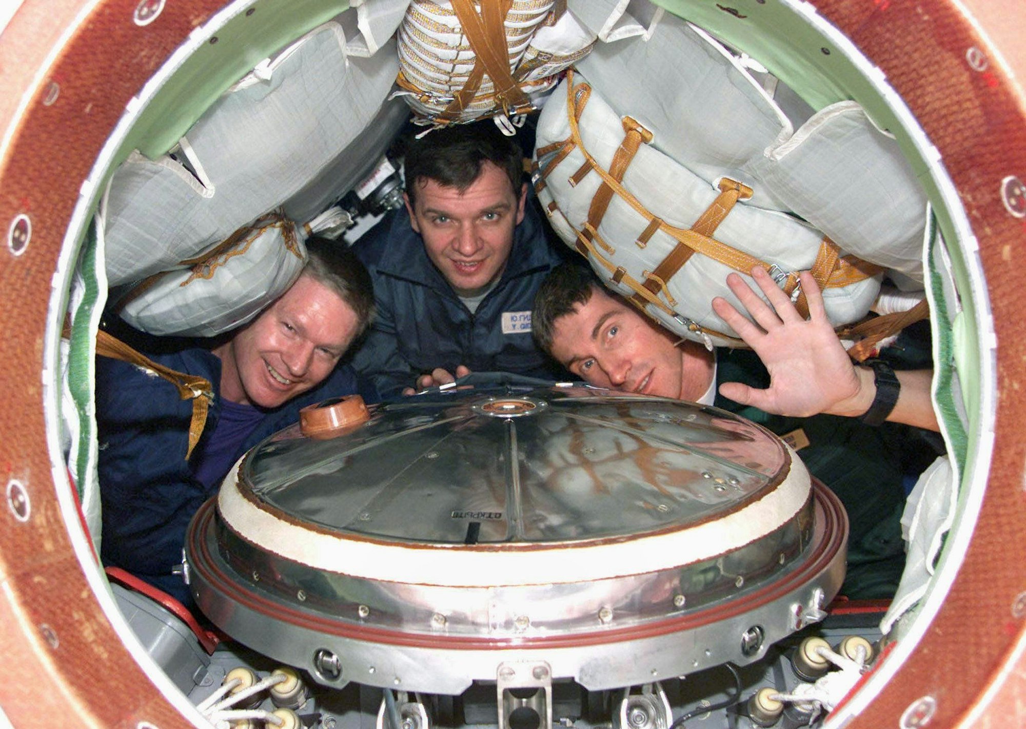 Die russischen Kosmonauten Juri Gidsenko (M) und Sergej Krikaljow (r) und der amerikanische Astronaut William Shepherd (l) posieren vor dem Abflug in der Sojus TM31-Rakete. (Archivbild)