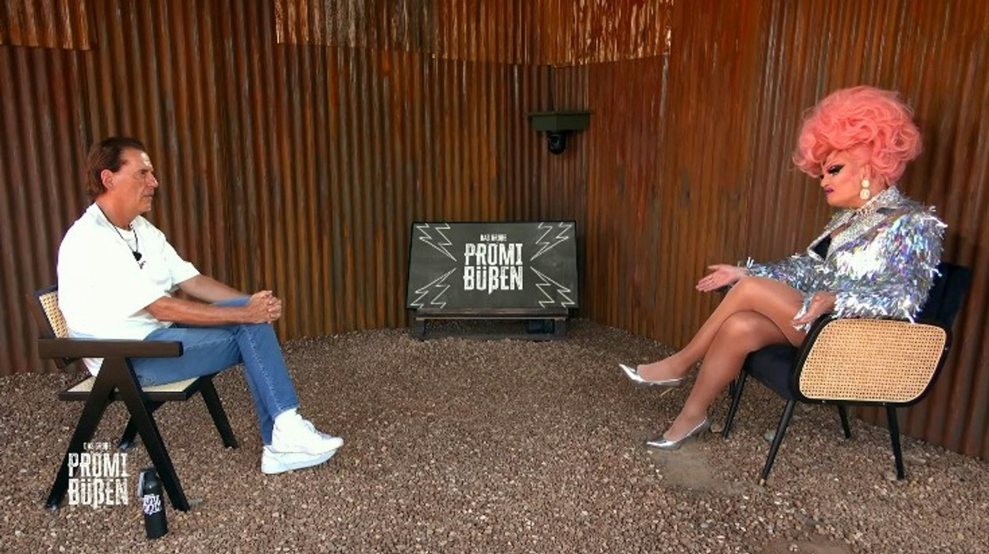 Olivia Jones knüpft sich bei „Das große Promi-Büßen“ Stars vor, die sich Fehltritte geleistet haben. (Bild: Joyn)