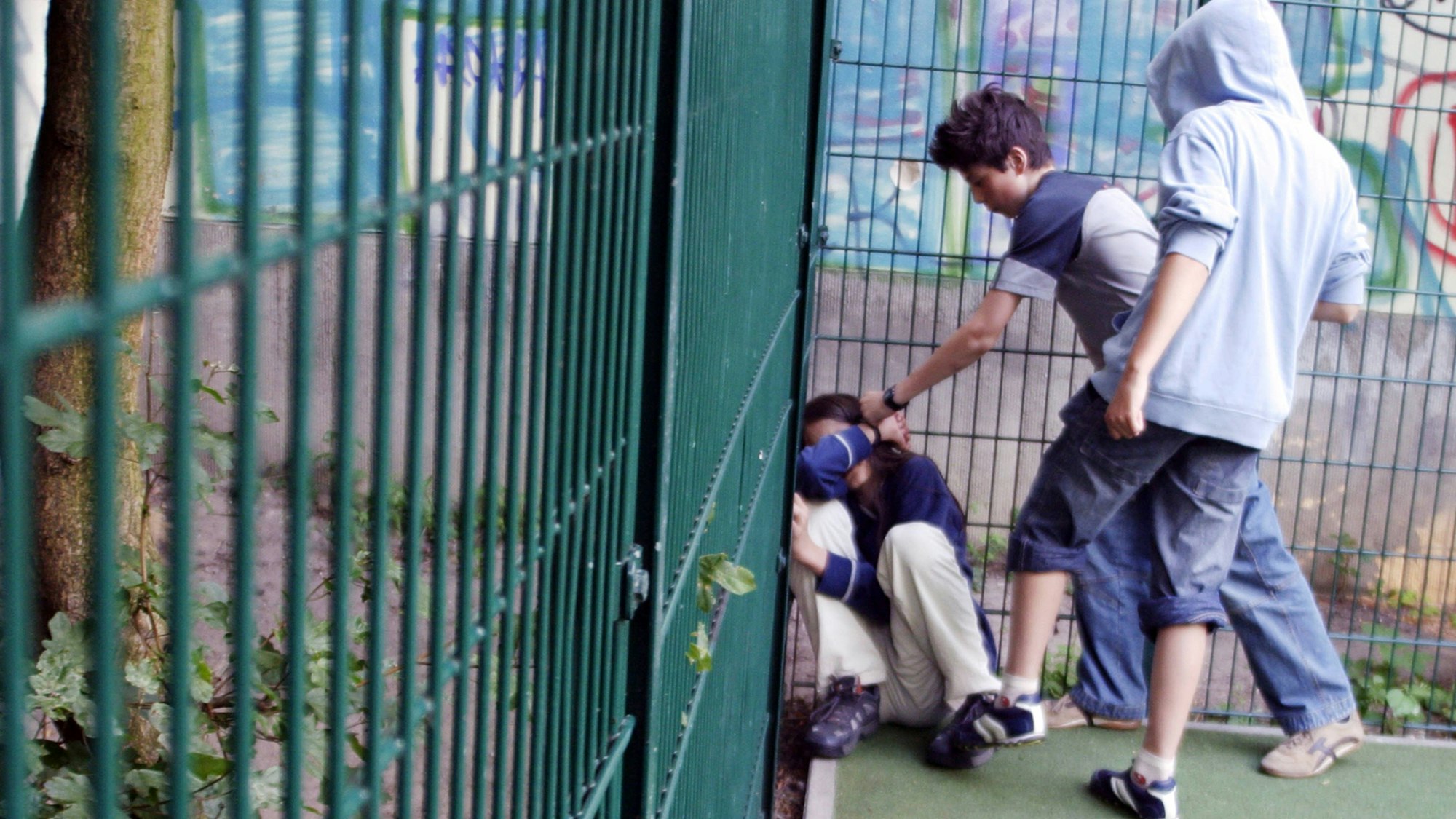 Eine Prügelei auf einem Schulhof