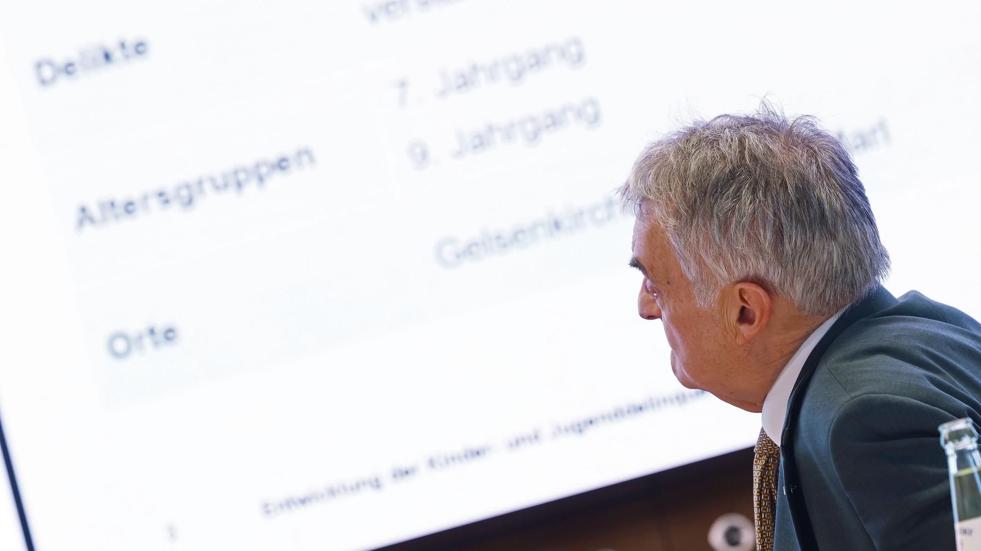 Herbert Reul (CDU), Innenminister von Nordrhein-Westfalen, beim Pressegespräch zur Vorstellung einer Studie zur Kinder- und Jugendkriminalität.