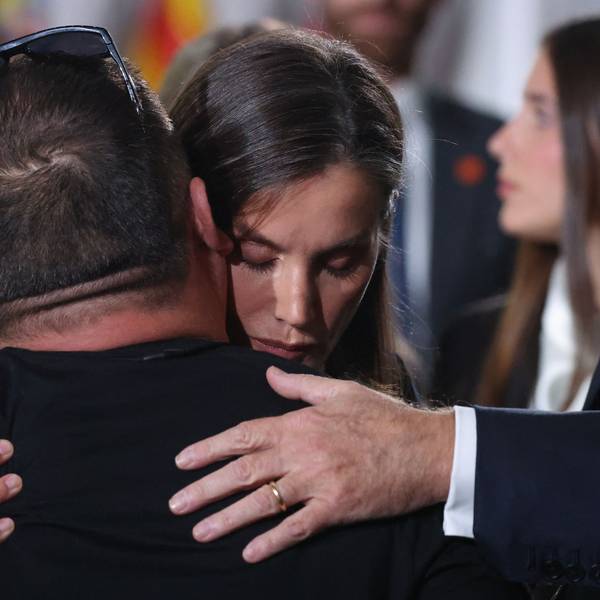Königin Letizia umarmt Menschen.