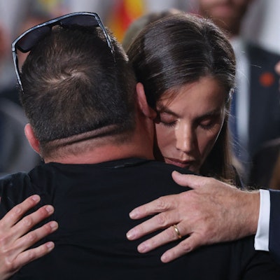 Königin Letizia umarmt Menschen.