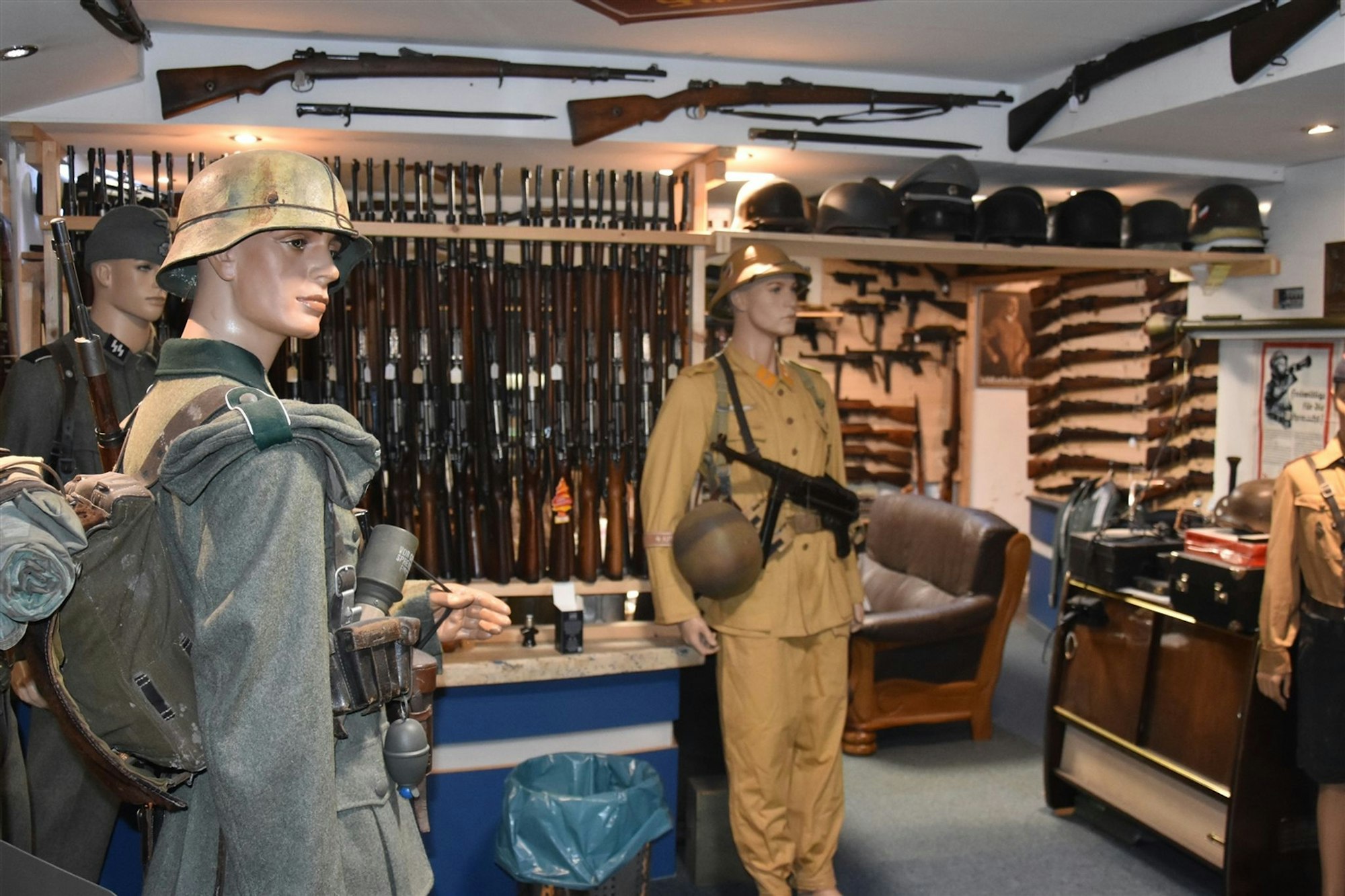 Ein Raum im Keller des Gebäudes war wie ein Museum mit Waffen aus dem Zweiten Weltkrieg und Wehrmachts-Uniformen eingerichtet.