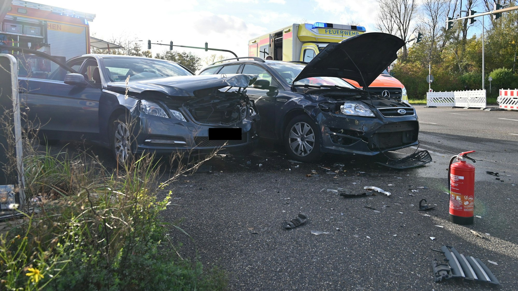 Die beiden Autos mussten abgeschleppt werden.