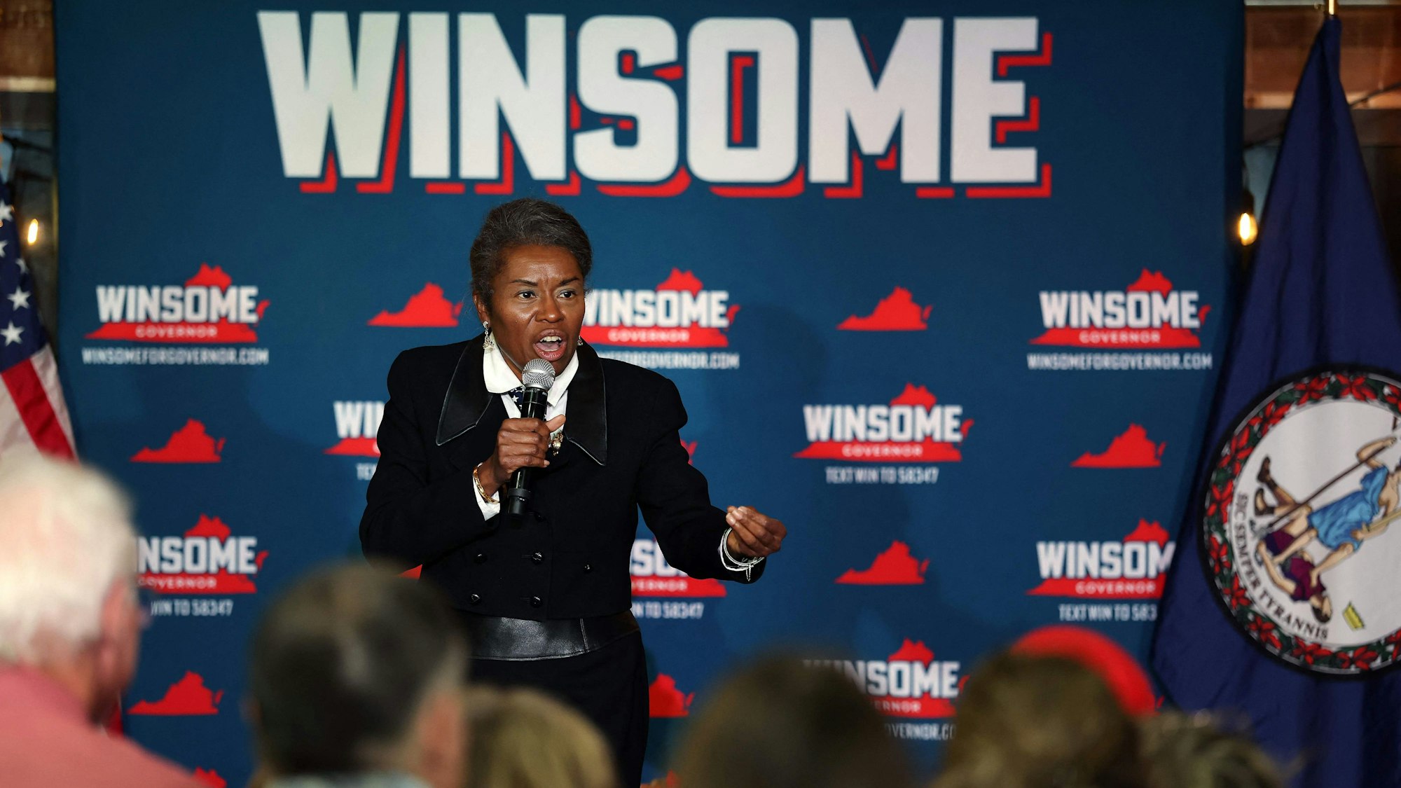 Eine Politikerin hält eine Rede.