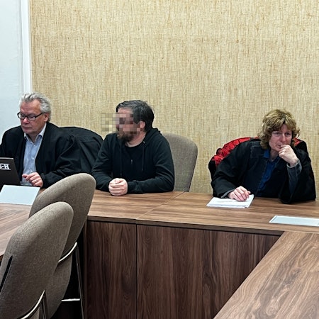 Im Landgericht fiel das Urteil im Verfahren wegen Kindesmissbrauchs, Besitz und Herstellung von Kinderpornografie gegen einen Leverkusener und seine junge Frau. Hier sitzen sie mit ihren Verteidigern.