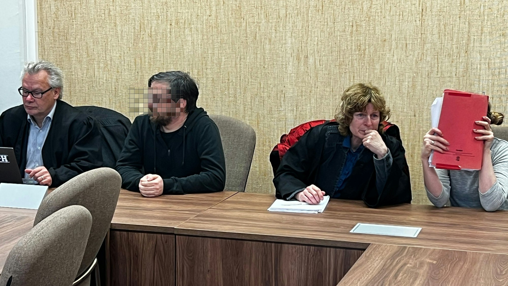 Im Landgericht fiel das Urteil im Verfahren wegen Kindesmissbrauchs, Besitz und Herstellung von Kinderpornografie gegen einen Leverkusener und seine junge Frau. Hier sitzen sie mit ihren Verteidigern.