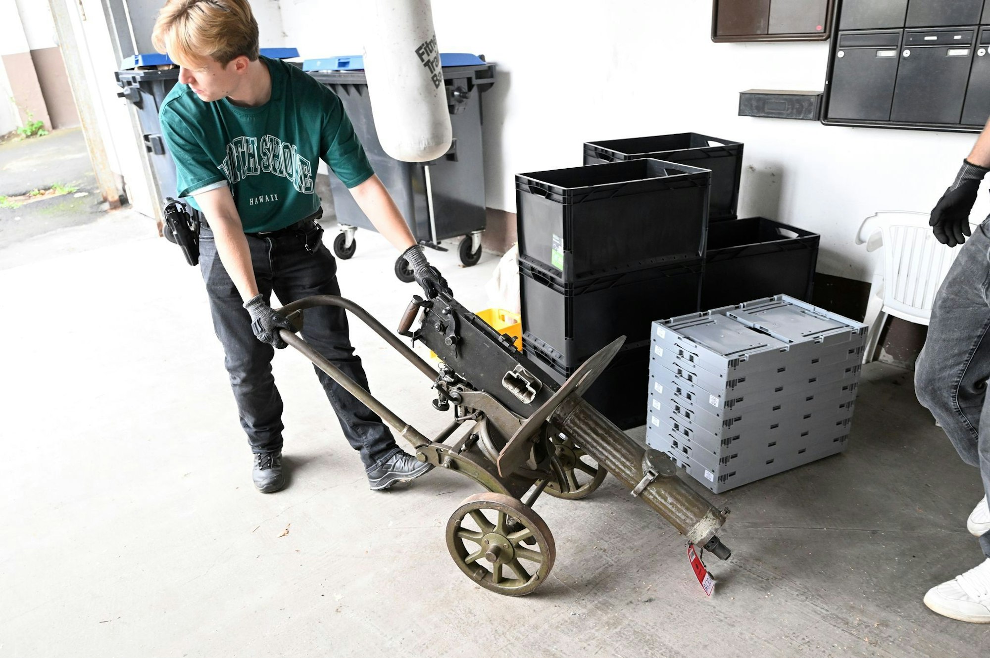 Polizisten transportieren ein Maschinengewehr ab.