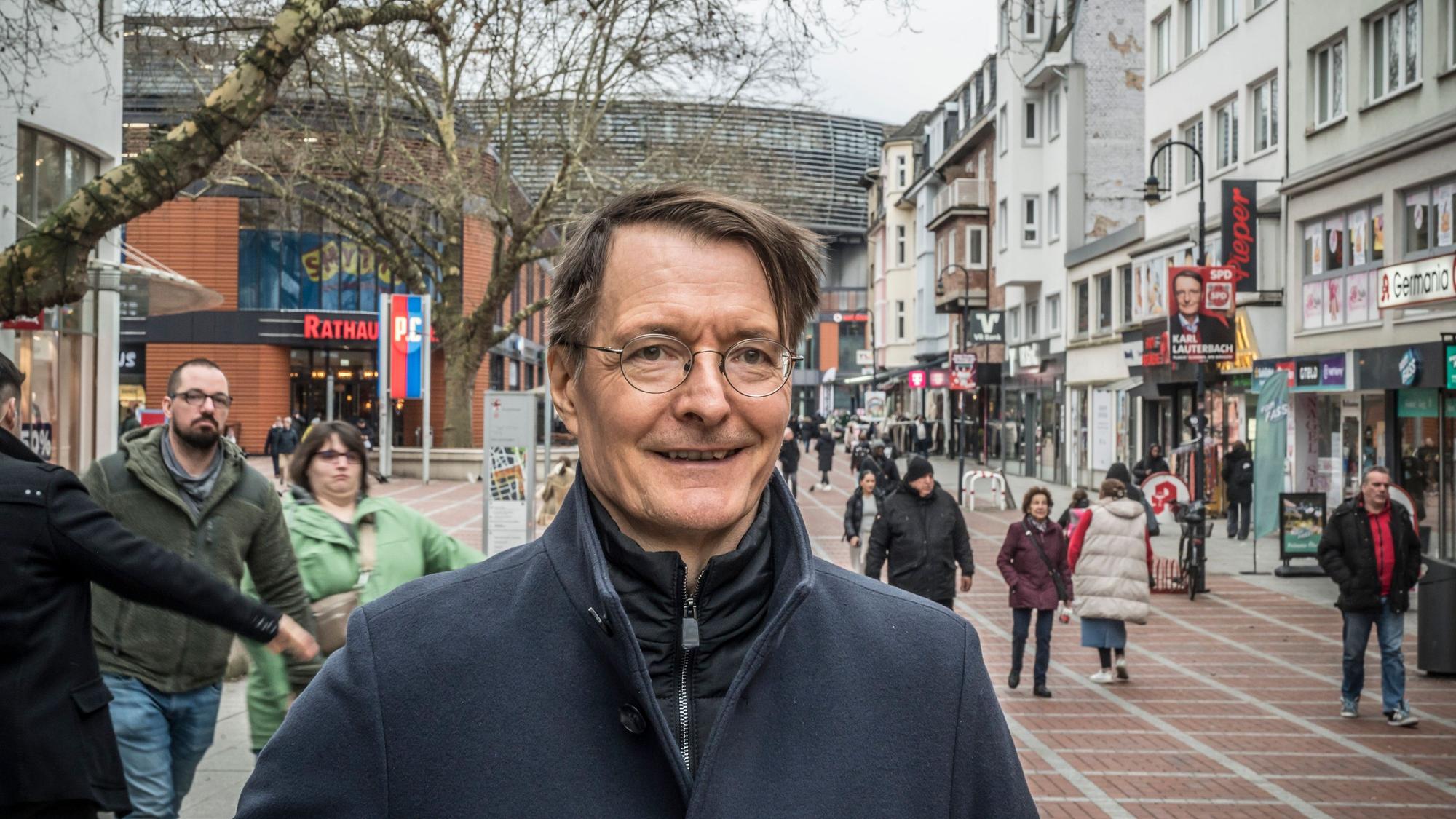 Karl Lauterbach während des Bundestagswahlkampfes in der Fußgängerzone.