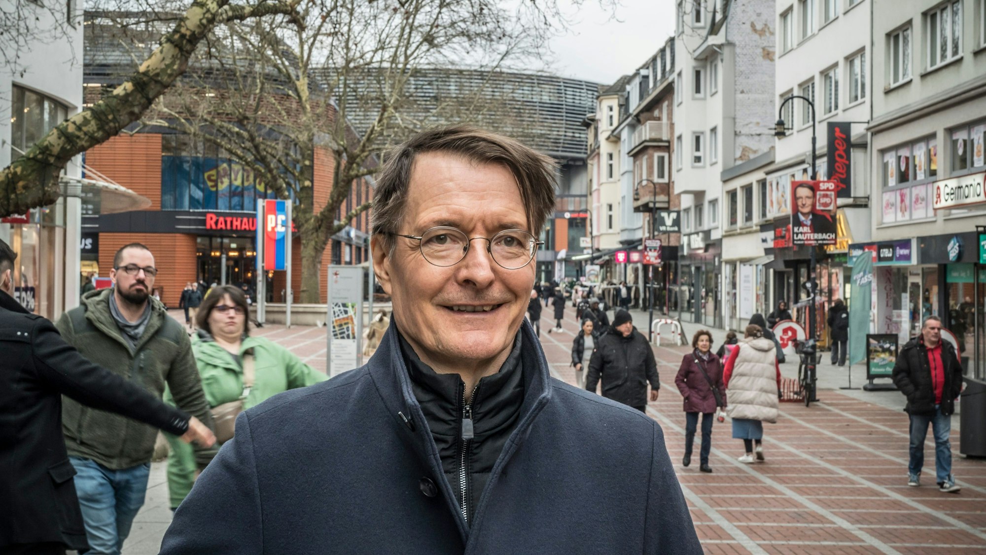 Karl Lauterbach während des Bundestagswahlkampfes in der Fußgängerzone.