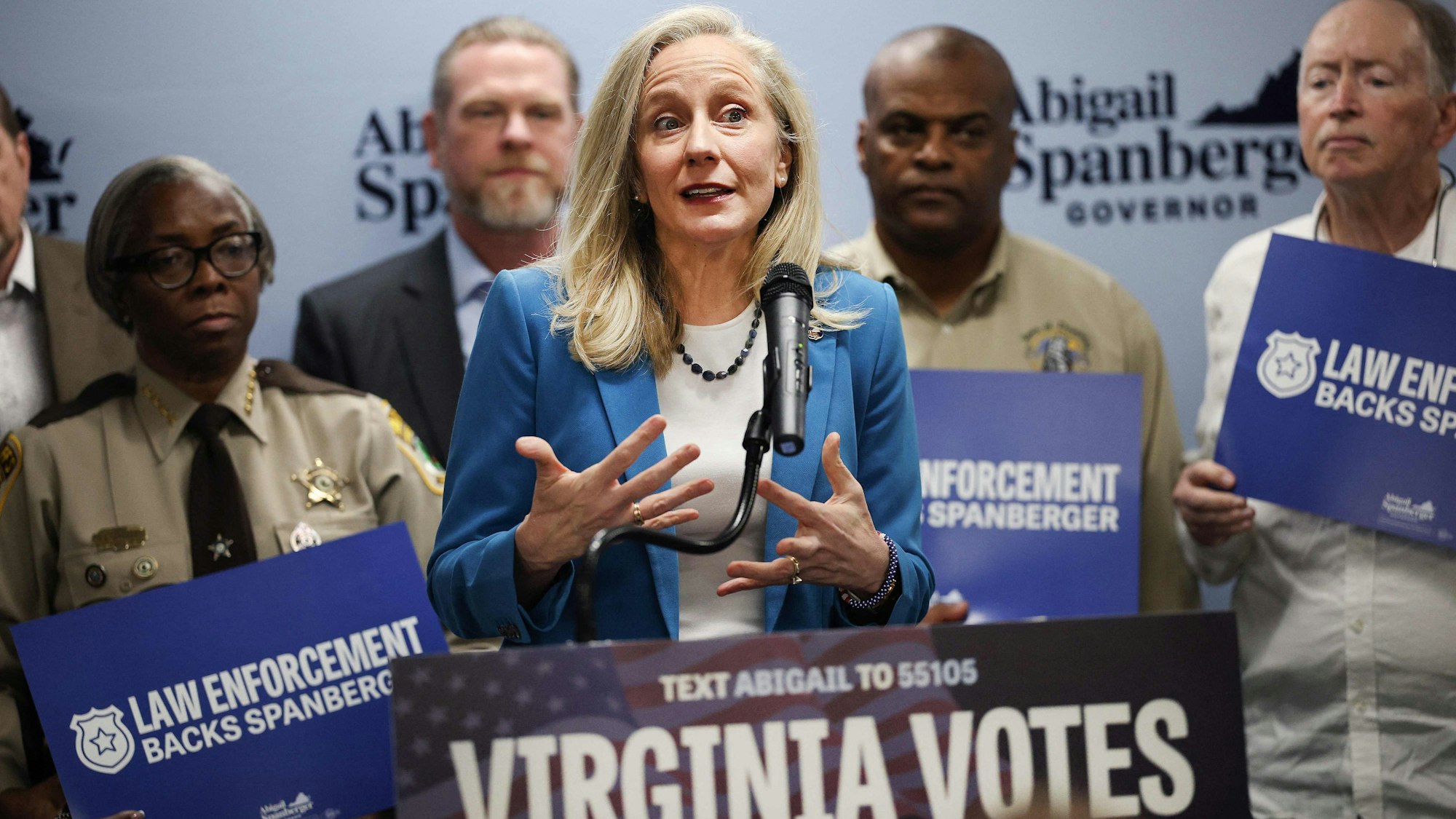 Eine Politikerin hält eine Rede.