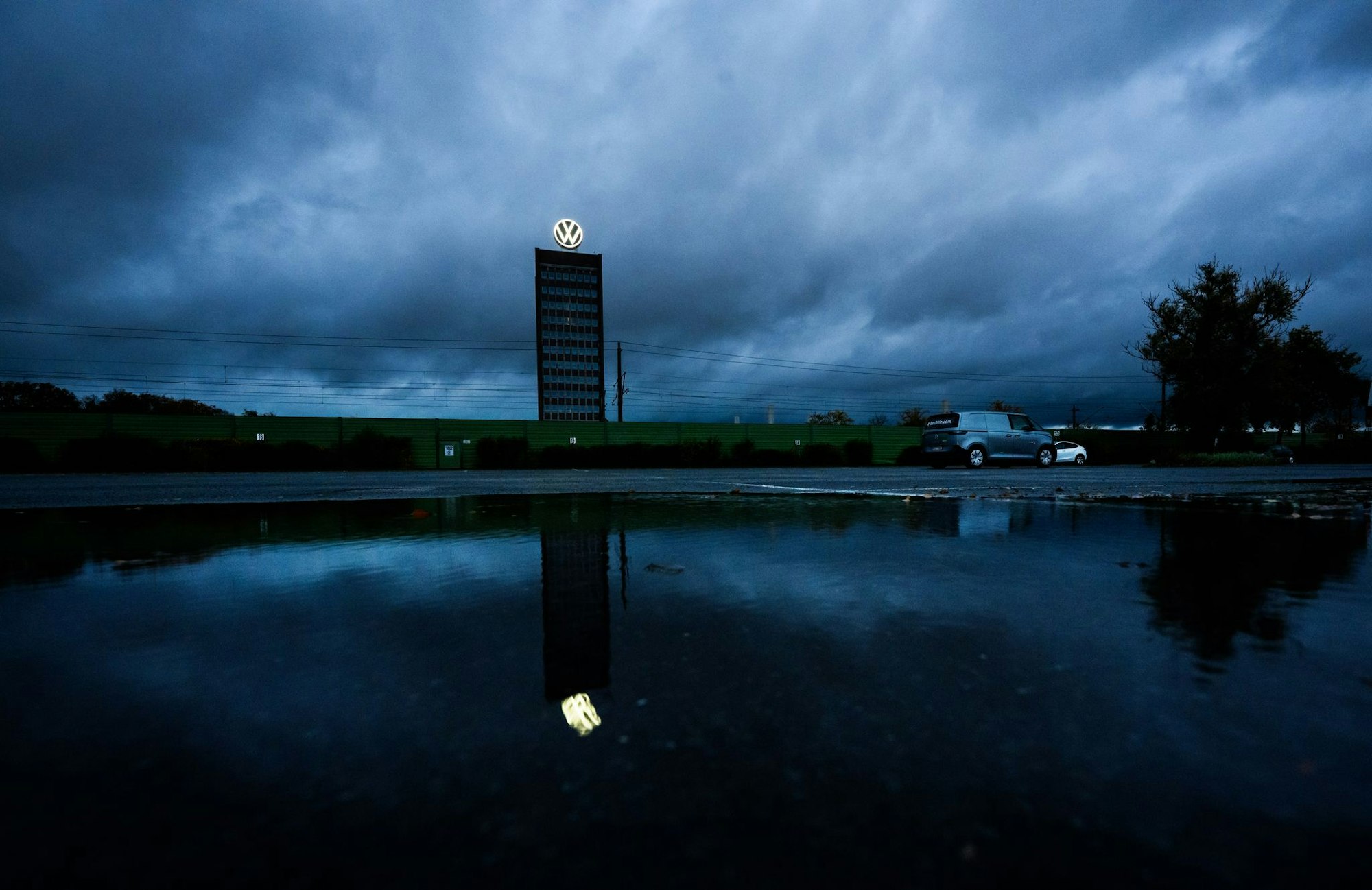 VW in Wolfsburg rutscht in die roten Zahlen - wegen der Probleme bei Porsche. (Archivbild)