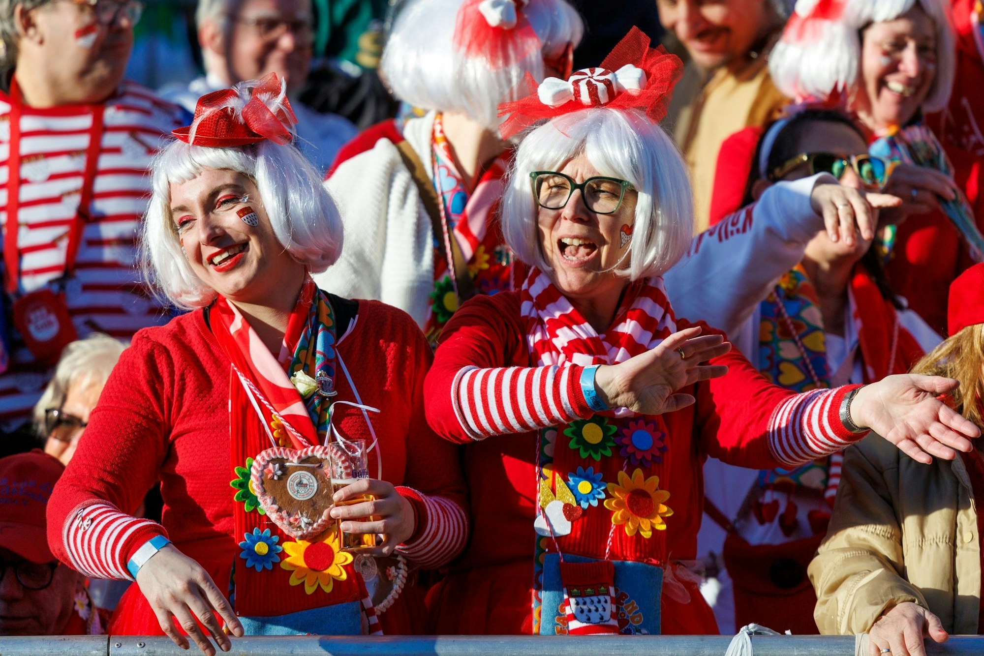 Karnevalistinnen beim Rosenmontagszug 2025: Bald haben sie wieder Grund zum Feiern.