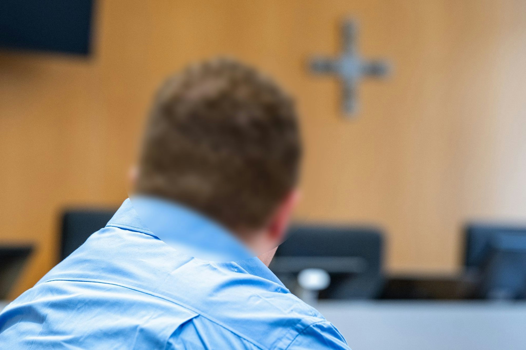 Mit Desinfektionsmittel als Brandbeschleuniger zündete ein 33-Jähriger in Landshut nach Überzeugung der Richter die Haare seiner pflegebedürftigen Großmutter an. Die Seniorin erlag knapp vier Wochen nach der Tat ihren Verletzungen. Jetzt ist der Mann verurteilt worden.