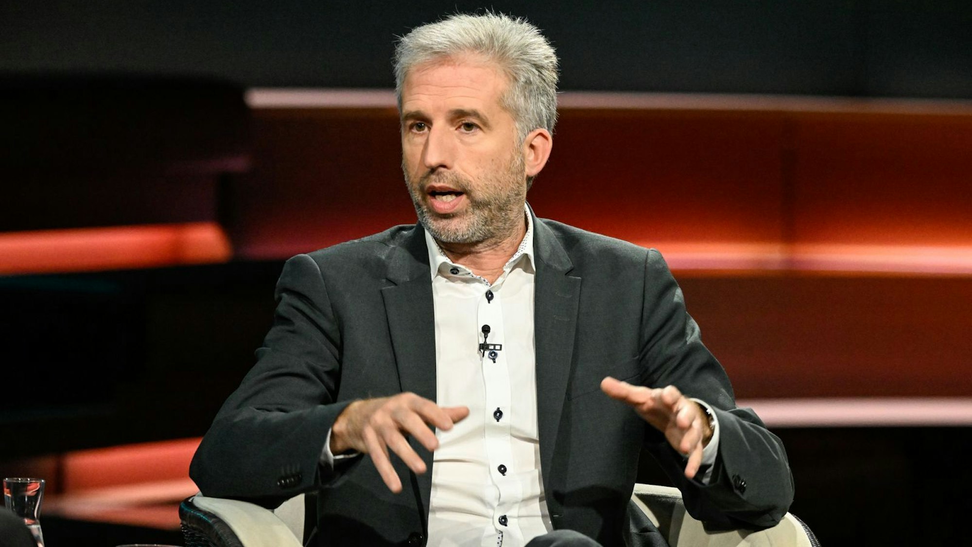 Der Tübinger Oberbürgermeister Boris Palmer gab bei „Markus Lanz“ zu, dass er mit Erleichterung auf die „Stadtbild“-Aussage von Kanzler Merz reagiert habe. (Bild: ZDF / Markus Hertrich)