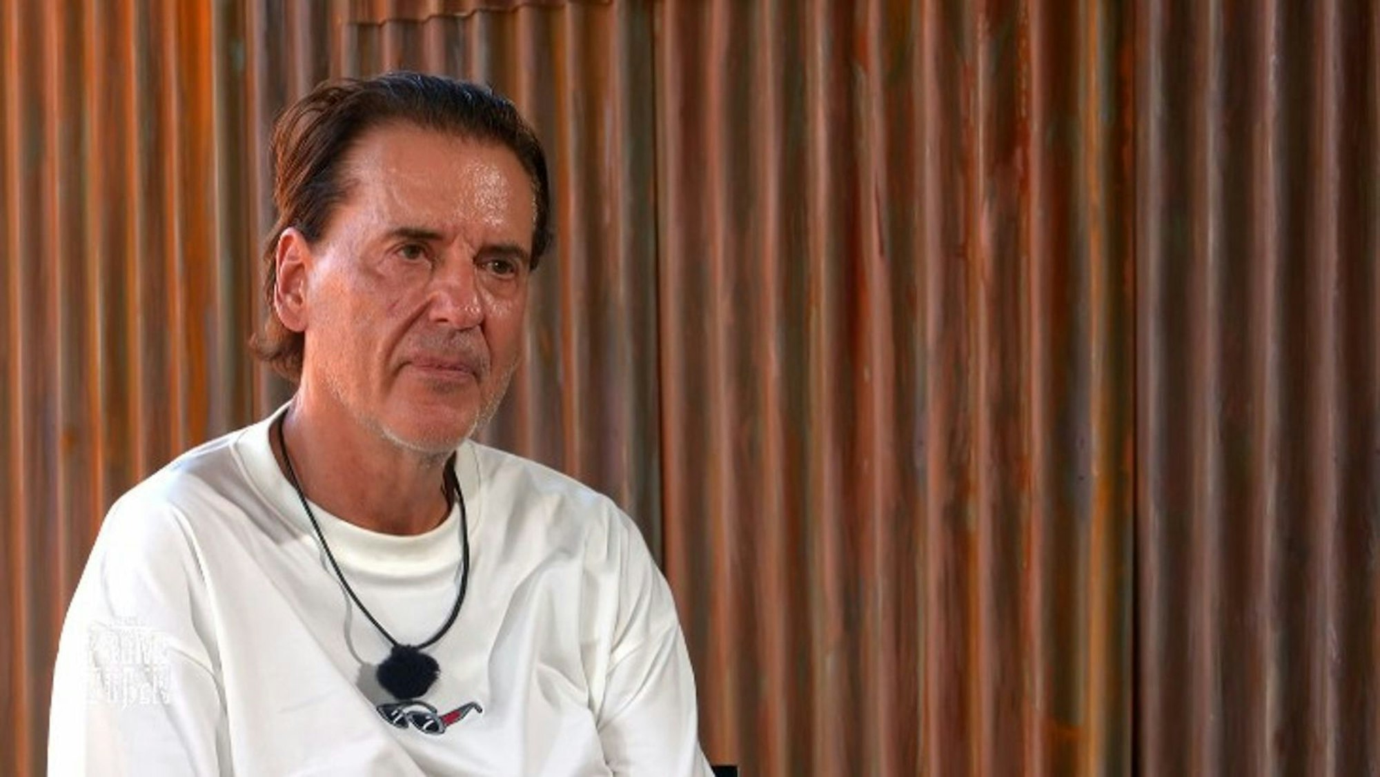 Jörg Dahlmann musste in der „Runde der Schande“ Olivia Jones Rede und Antwort stellen. (Bild: Joyn)