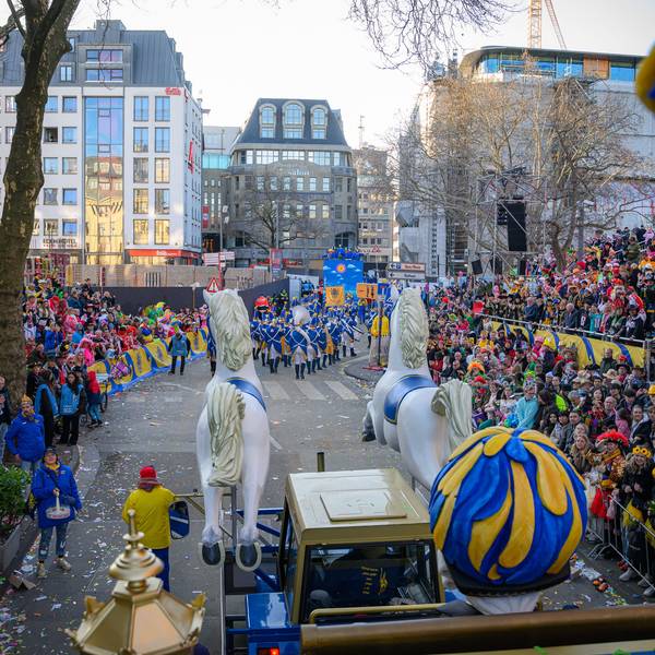 So sahen die Tribünen der Bürgergarde beim Rosenmontagszug (2025) aus.