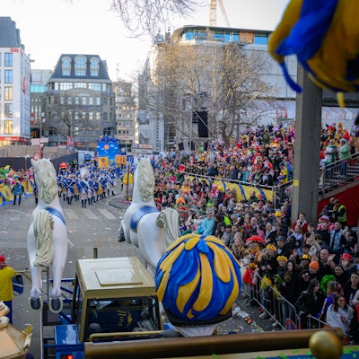 So sahen die Tribünen der Bürgergarde beim Rosenmontagszug (2025) aus.
