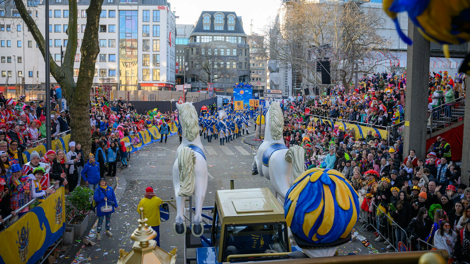 So sahen die Tribünen der Bürgergarde beim Rosenmontagszug (2025) aus.