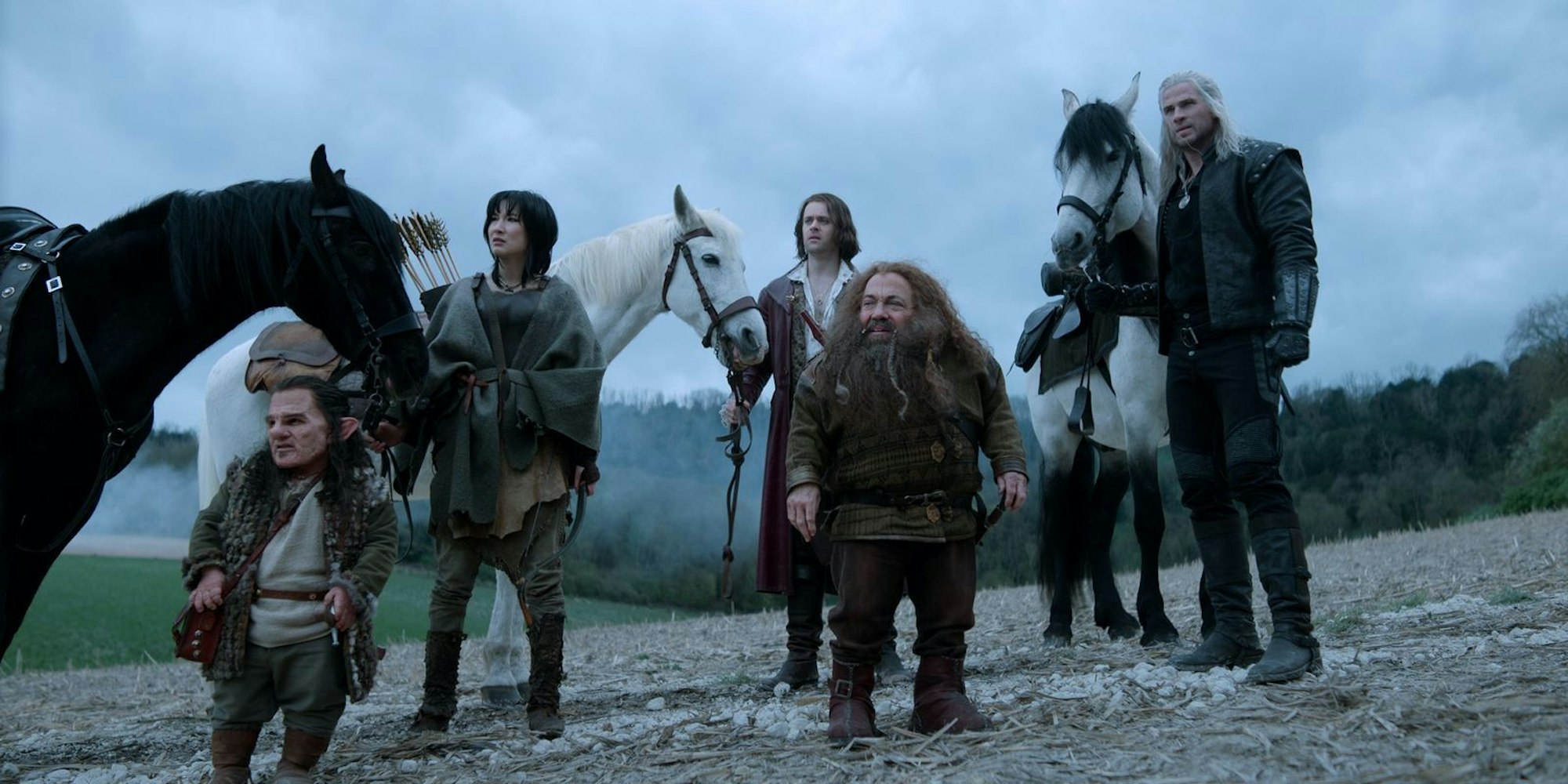 Geralt (Liam Hemsworth, rechts) ist mit einer illustren Truppe unterwegs, um Ciri zu finden. (Bild: © Netflix / Susie Allnut)