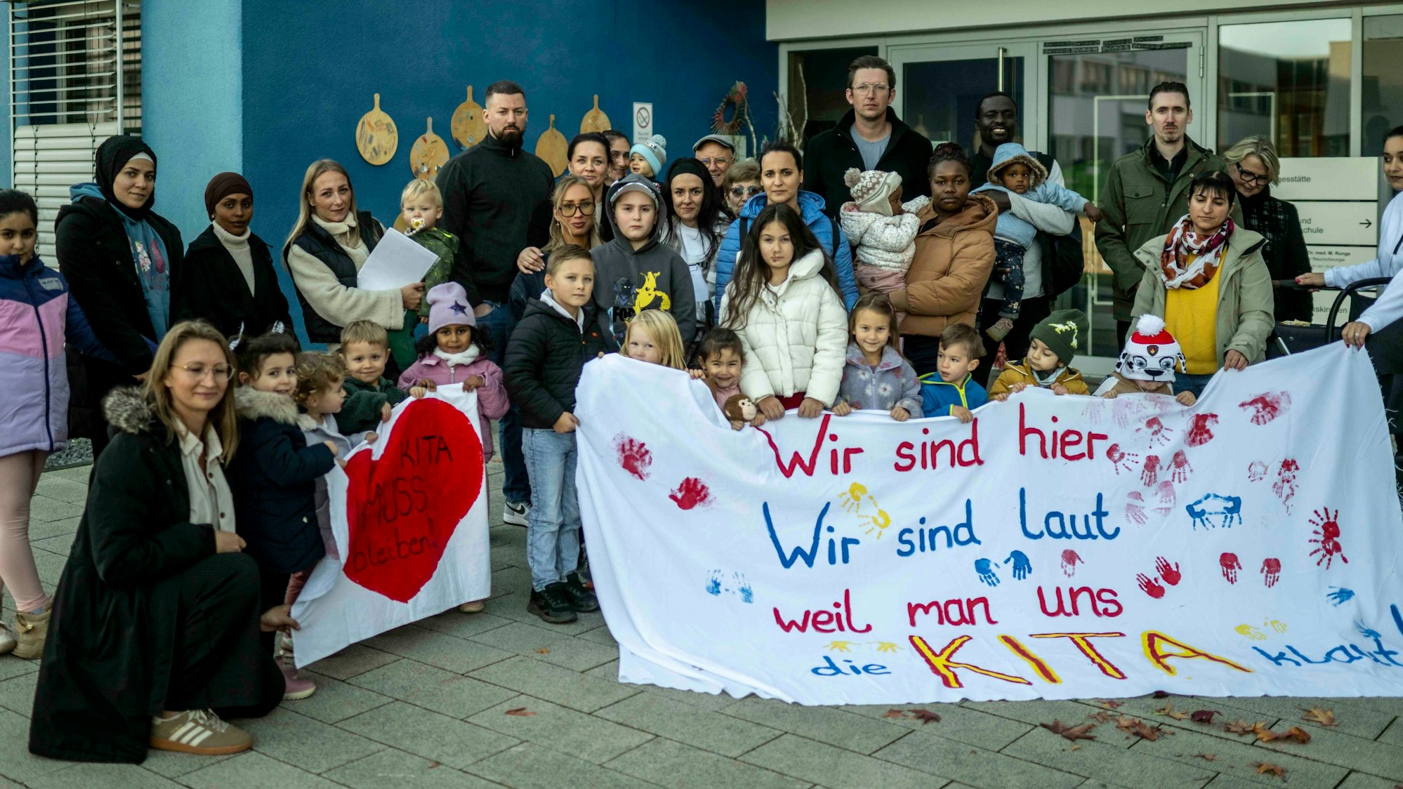 Das Bild zeigt Kinder und Erwachsene mit Protestbannern.