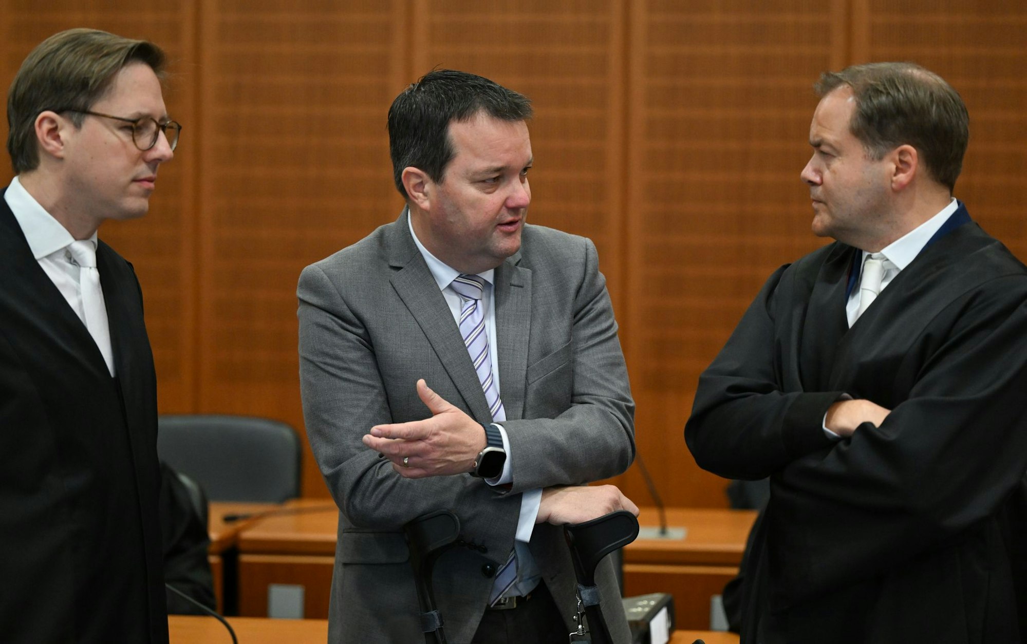 Im Prozess gegen den ehemaligen DFB-Schatzmeister Stephan Osnabrügge (M) steht für den Verband einiges auf dem Spiel.