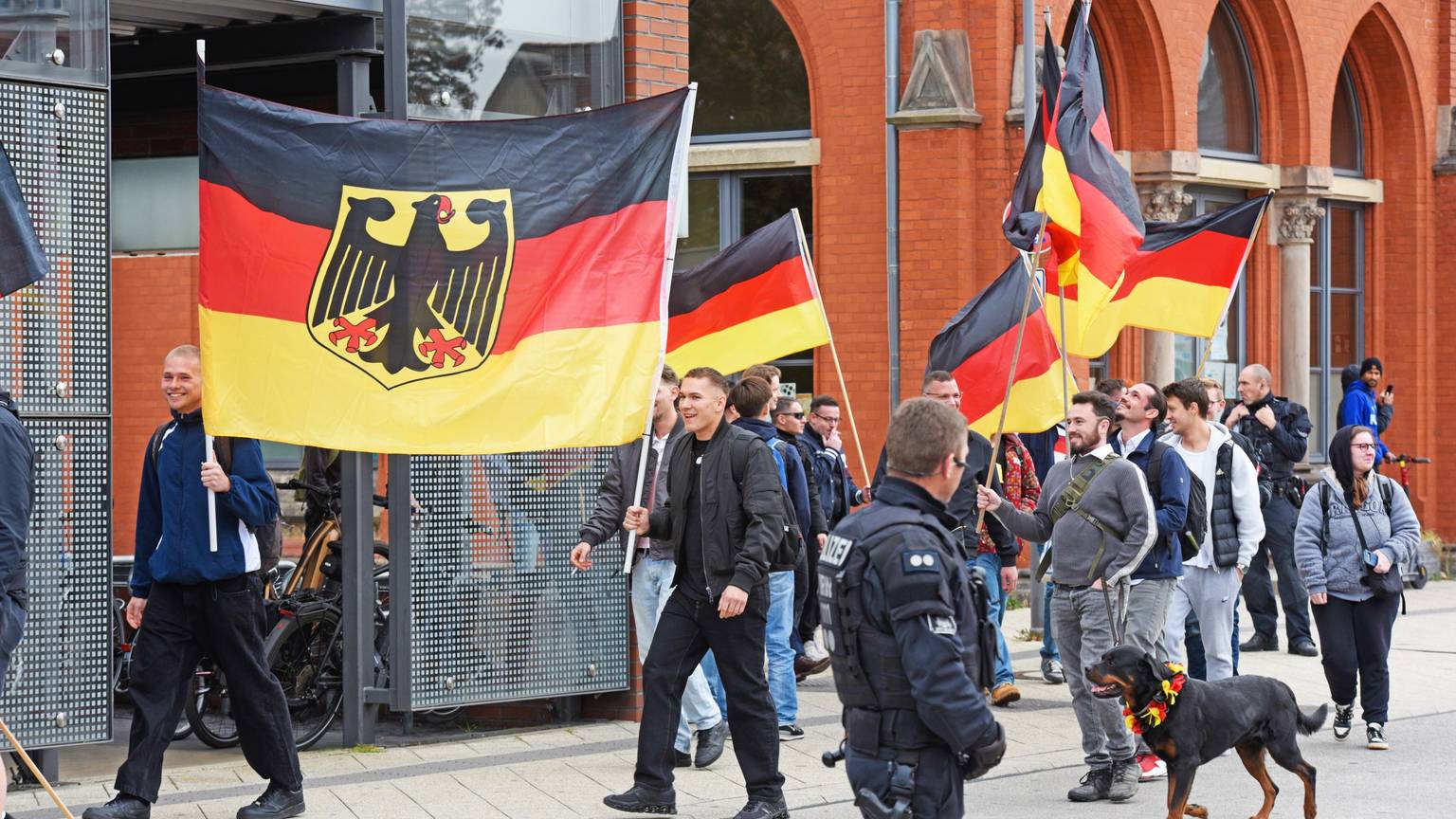 Teilnehmer der „patriotischen Wanderung“ am 3. Oktober 2025 in Detmold