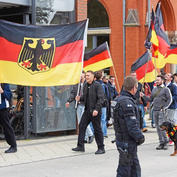 Teilnehmer der „patriotischen Wanderung“ am 3. Oktober 2025 in Detmold