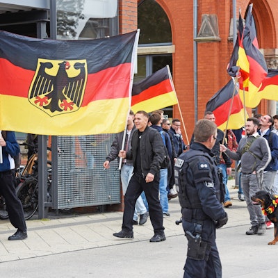 Teilnehmer der „patriotischen Wanderung“ am 3. Oktober 2025 in Detmold