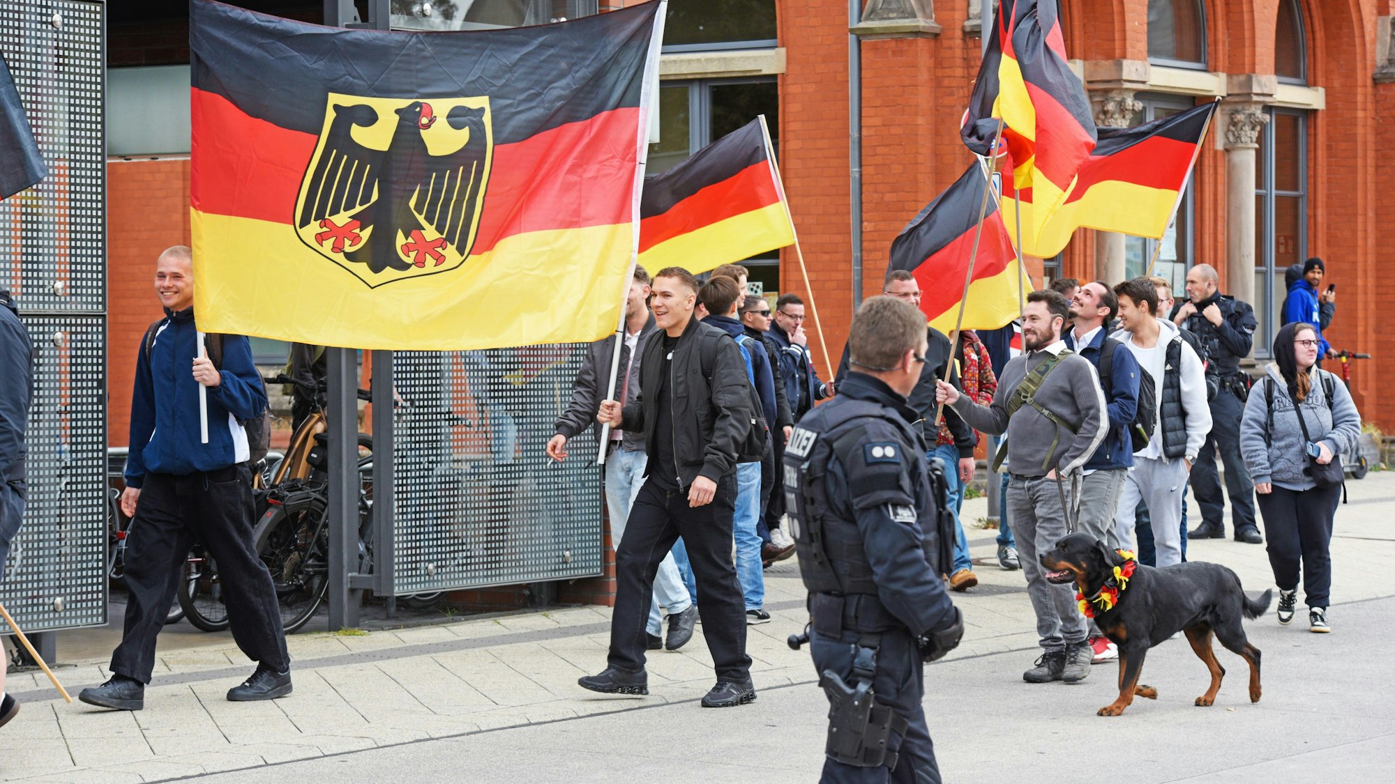 Teilnehmer der „patriotischen Wanderung“ am 3. Oktober 2025 in Detmold