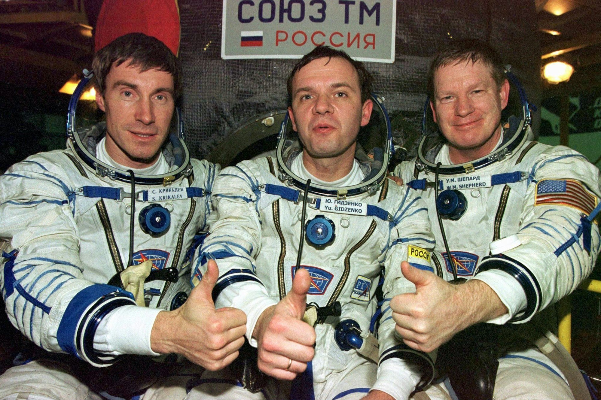 Die Crew, die als erste die Internationale Raumstation ISS bewohnte: US-Astronaut Bill Shepherd (l-r) und die russischen Kosmonauten Juri Gidsenko und Sergej Krikaljow, heben die Daumen vor ihrer Sojus-Rakete. (Archivbild)